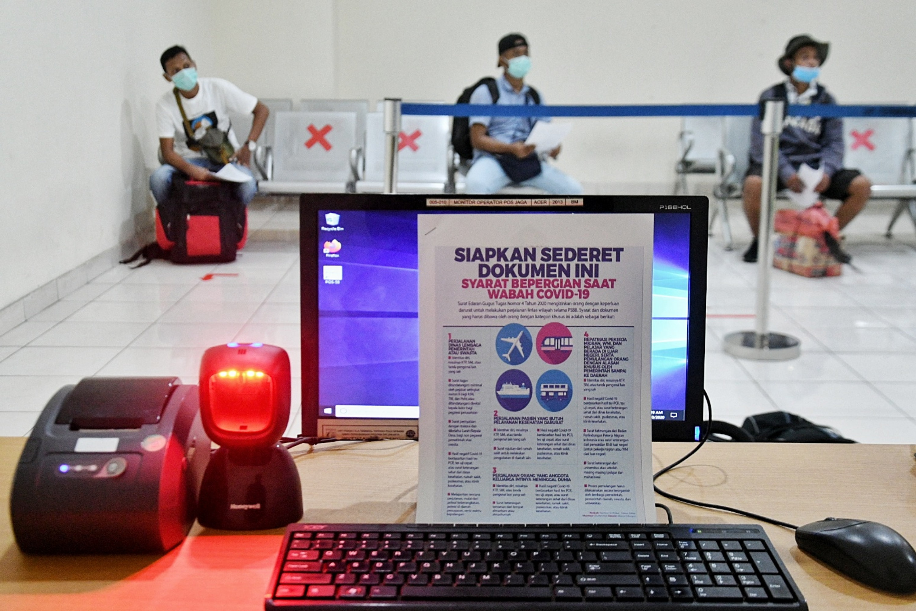 Petugas melakukan pengecekan berkas perjalanan penumpang di Terminal Pulo Gebang.