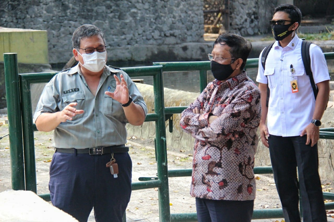 Menko Polhukam Mahfud MD (tengah)