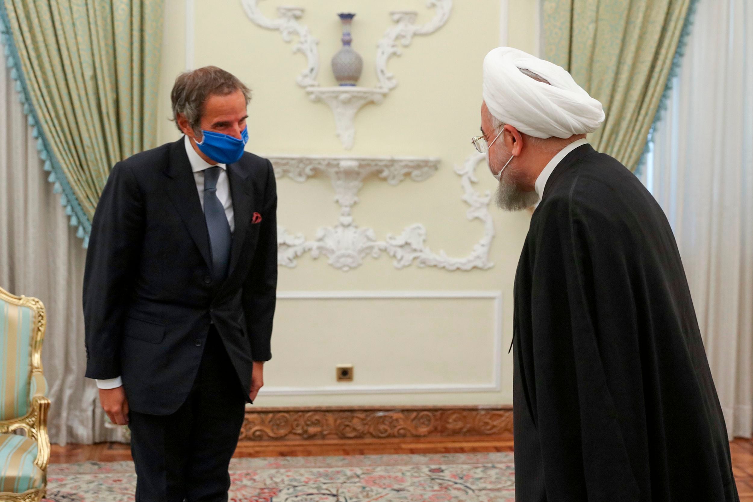 Direktur Jenderal IAEA Rafael Mariano (kiri) bertemu dengan Presiden Iran Hassan Rouhani di Teheran.