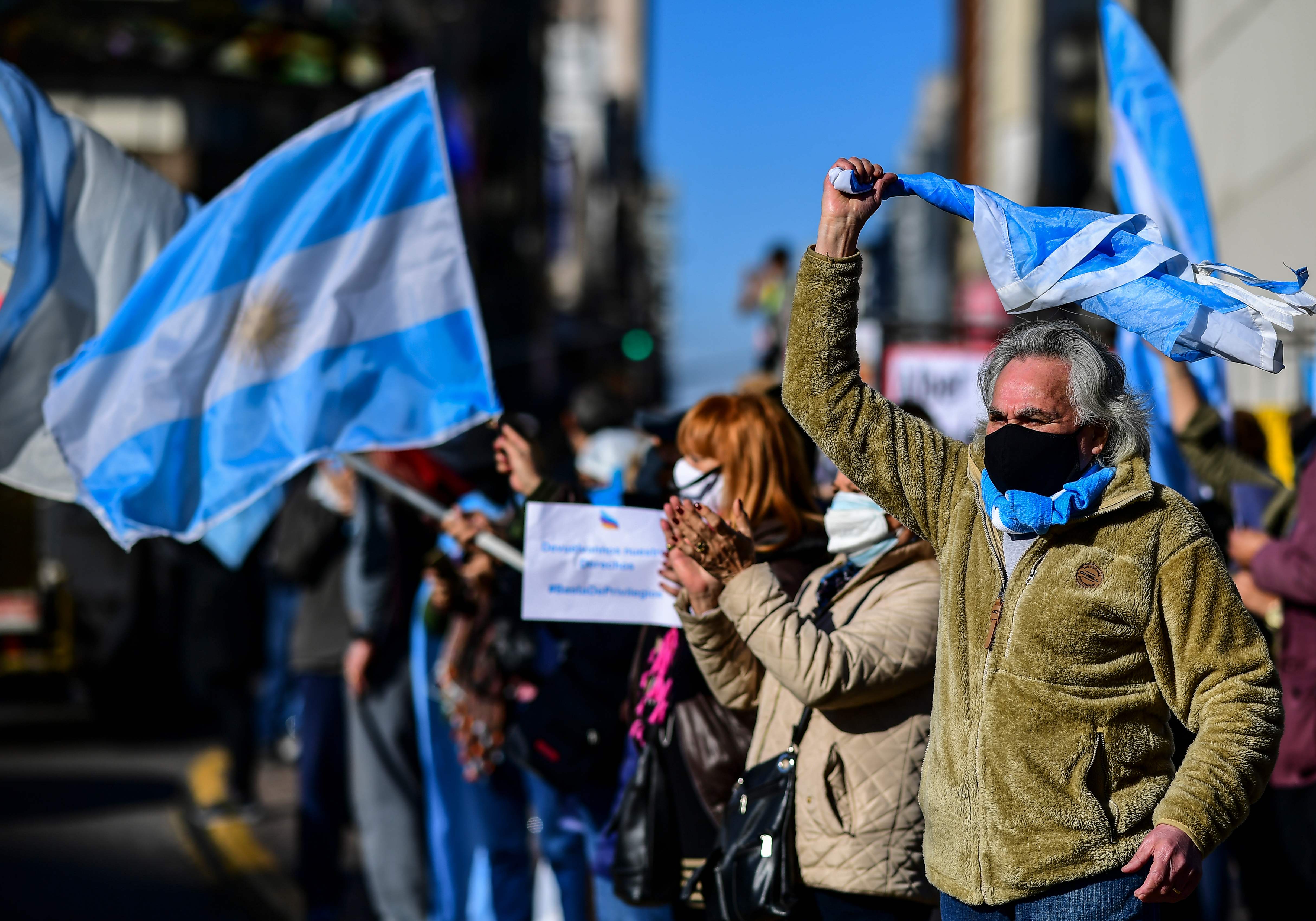 Aksi demonstrasi menolak perpanjangan lockdown di Bueos Aires yang diputuskan pemerintah Argentina.