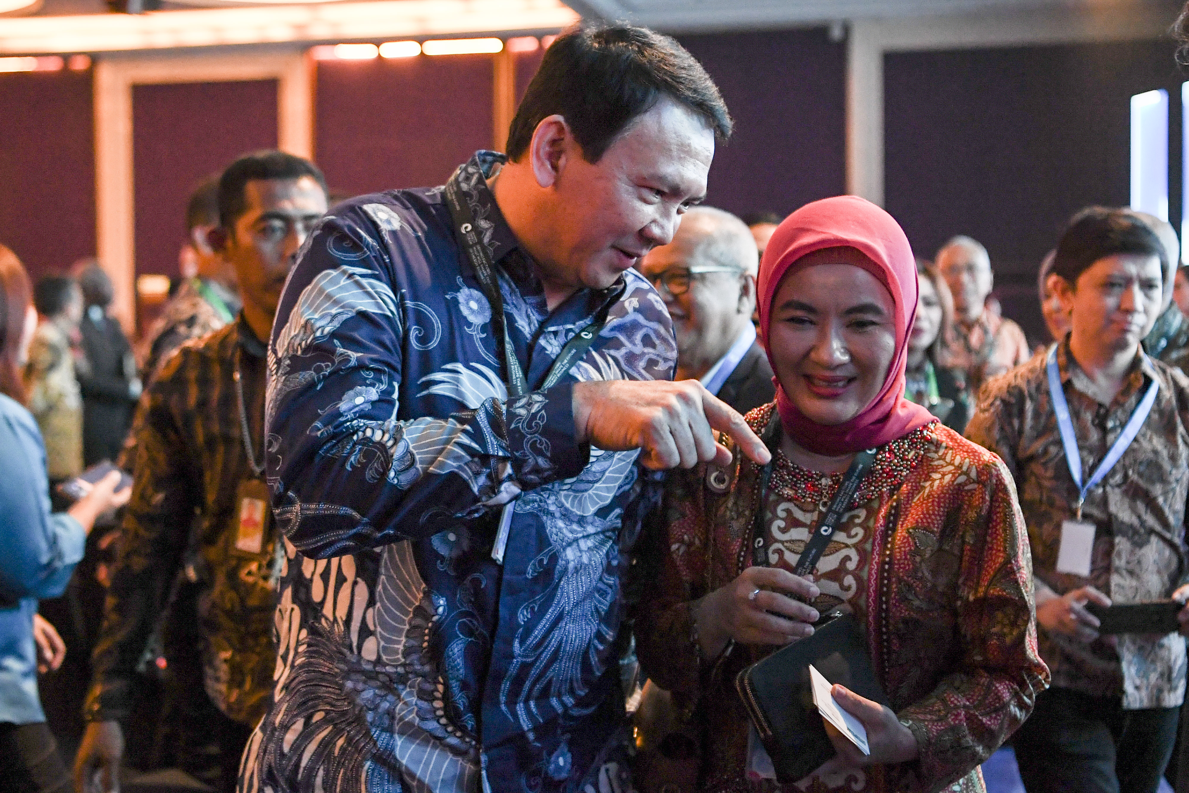 Direktur Utama PT Pertamina (Persero) Nicke Widyawati (kanan) berbincang dengan Komisaris Utama Basuki Tjahaja Purnama (kiri). 