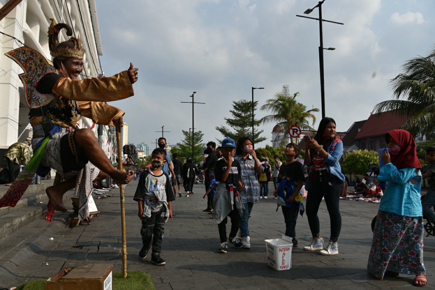 Warga berekreasi di kawasan Kota Tua di Jakarta, kemarin.