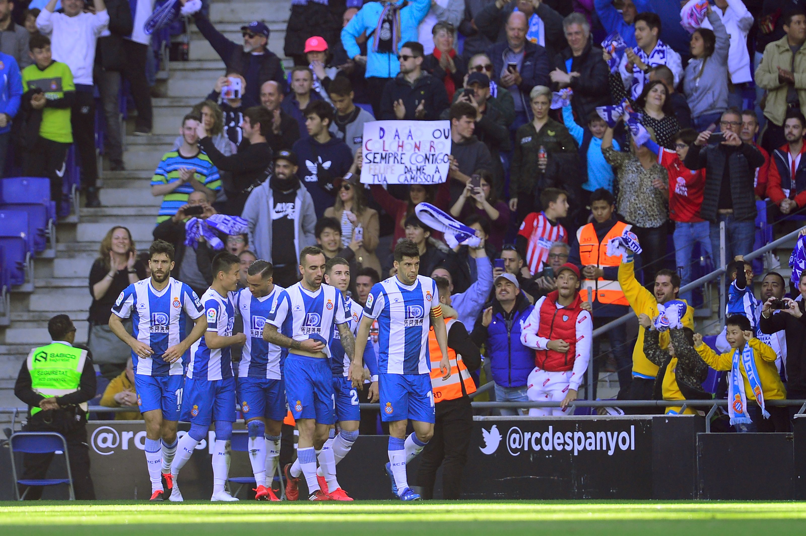 Para pemain Espanyol melakukan selebrasi usai mencetak gol ke gawang lawan.