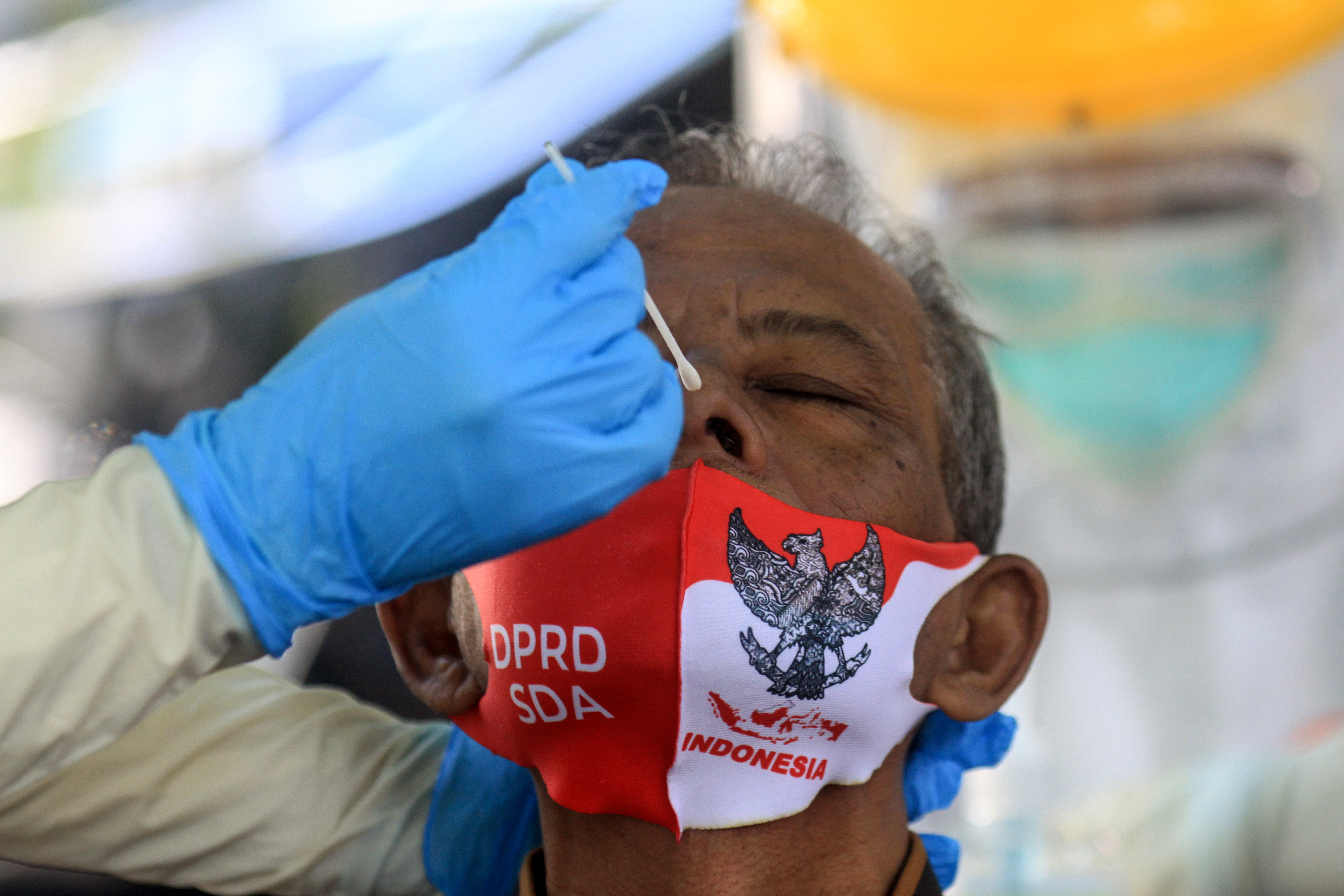 Anggota dewan mengikuti tes usap (swab test) COVID-19 di Gedung DPRD Sidoarjo, Jawa Timur, Rabu (26/8/2020)