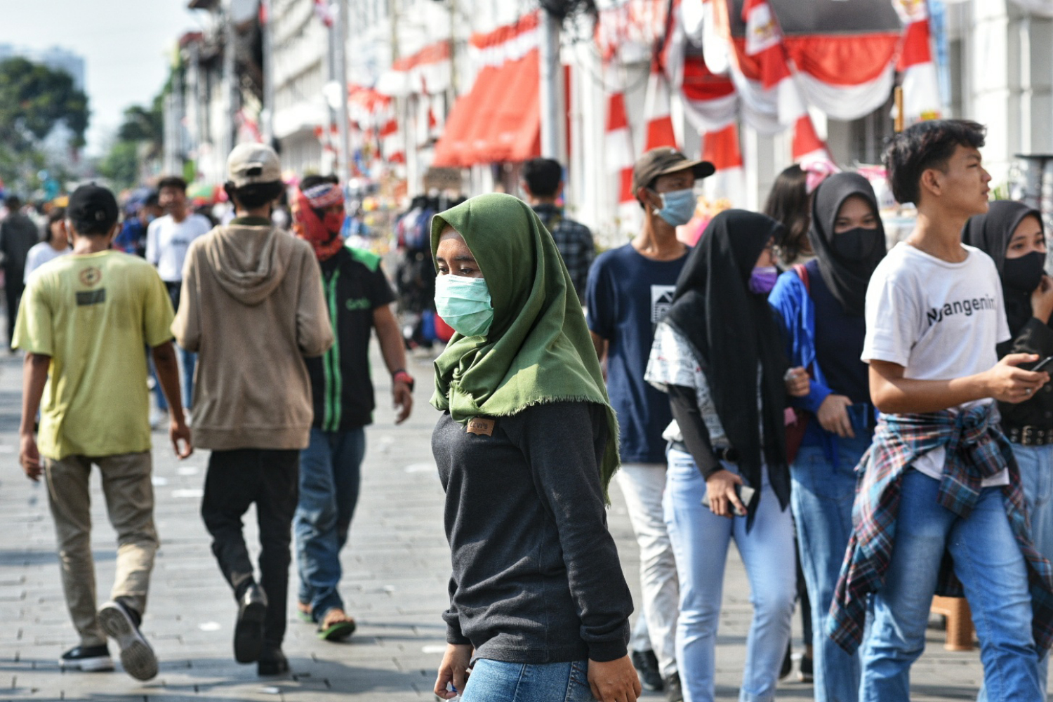 Sejumlah wisatawan beraktivitas di kawasan Kali Besar Kota Tua di Jakarta, kemarin.