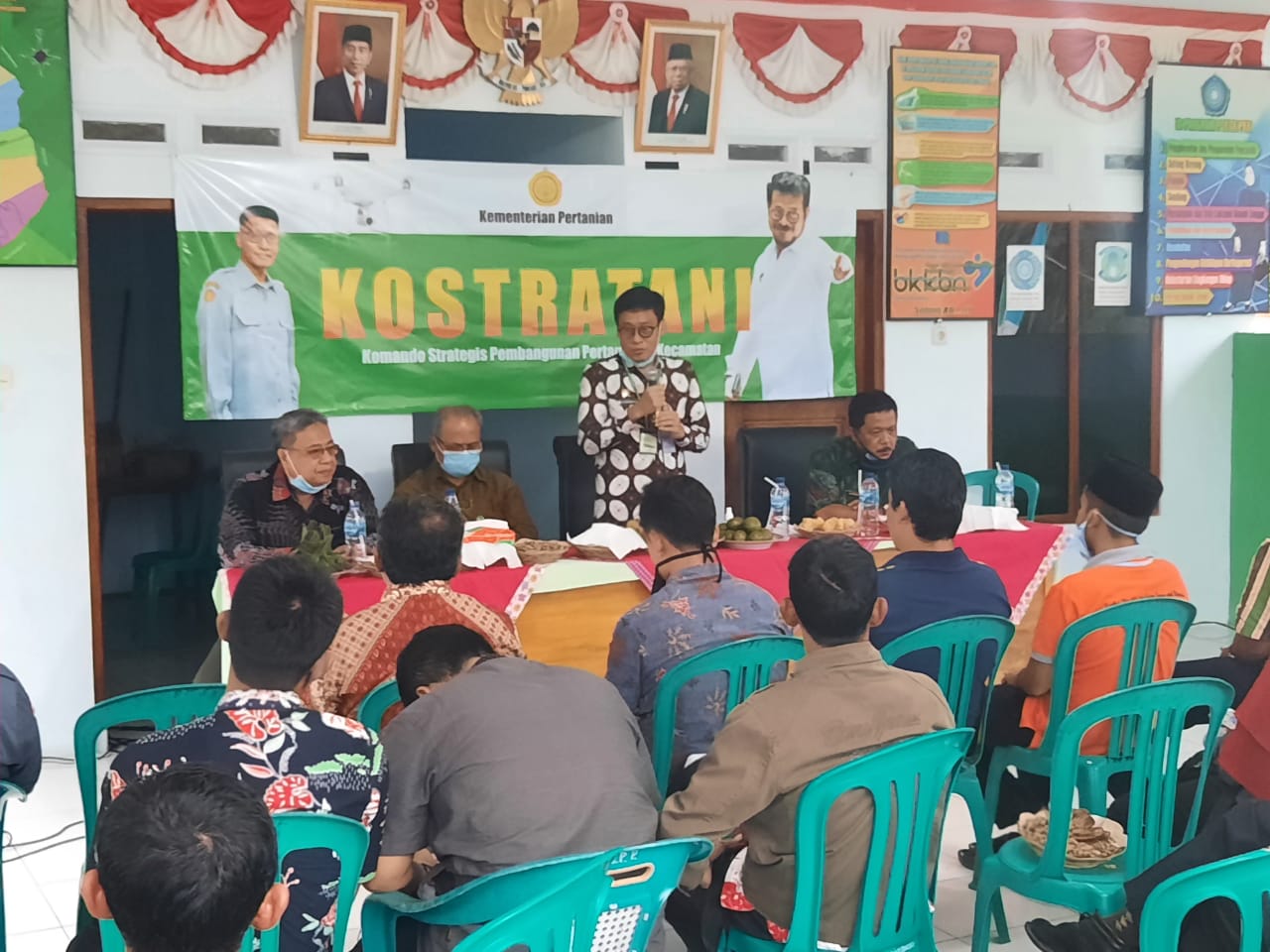 Kepala BPPSDMP, Kementerian Pertanian (Kementan), Dedi Nursyamsi (berdiri) berdialog tentang Kostratani di Pangandaran, Jawa Barat. 