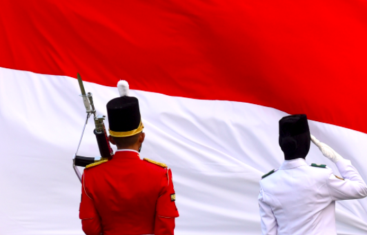 Pasukan Pengibar Bendera Pusaka (Paskibraka) memberi hormat saat Upacara Penurunan Bendera Merah Putih dalam rangka HUT ke-74 Kemerdekaan RI