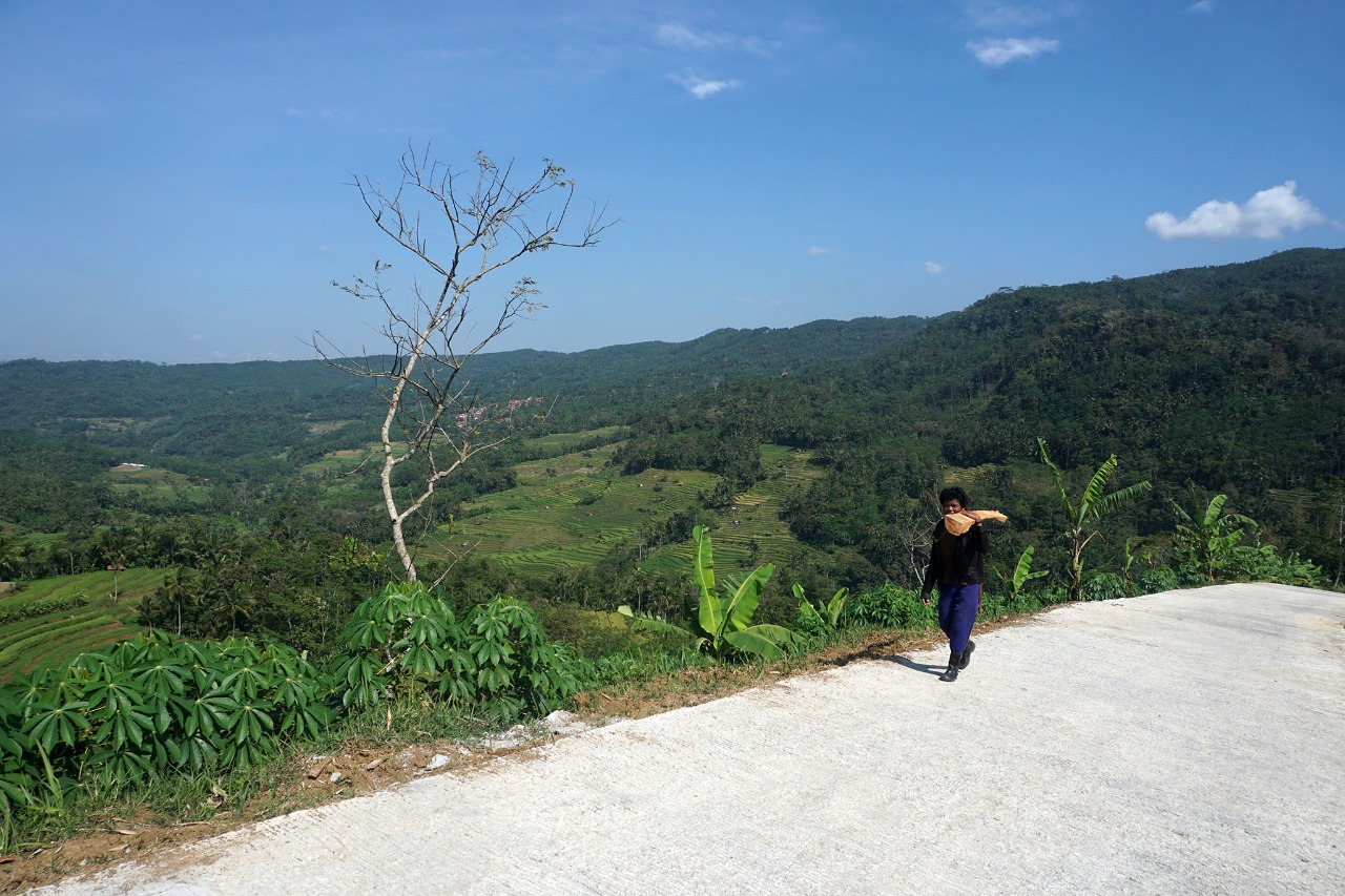Warga  Desa Petahunan, Kecamatan Pekuncen, Banyumas, Jateng menikmati jalan desa yang mulus dibangun oleh progarm TMMD Sengkuyung.