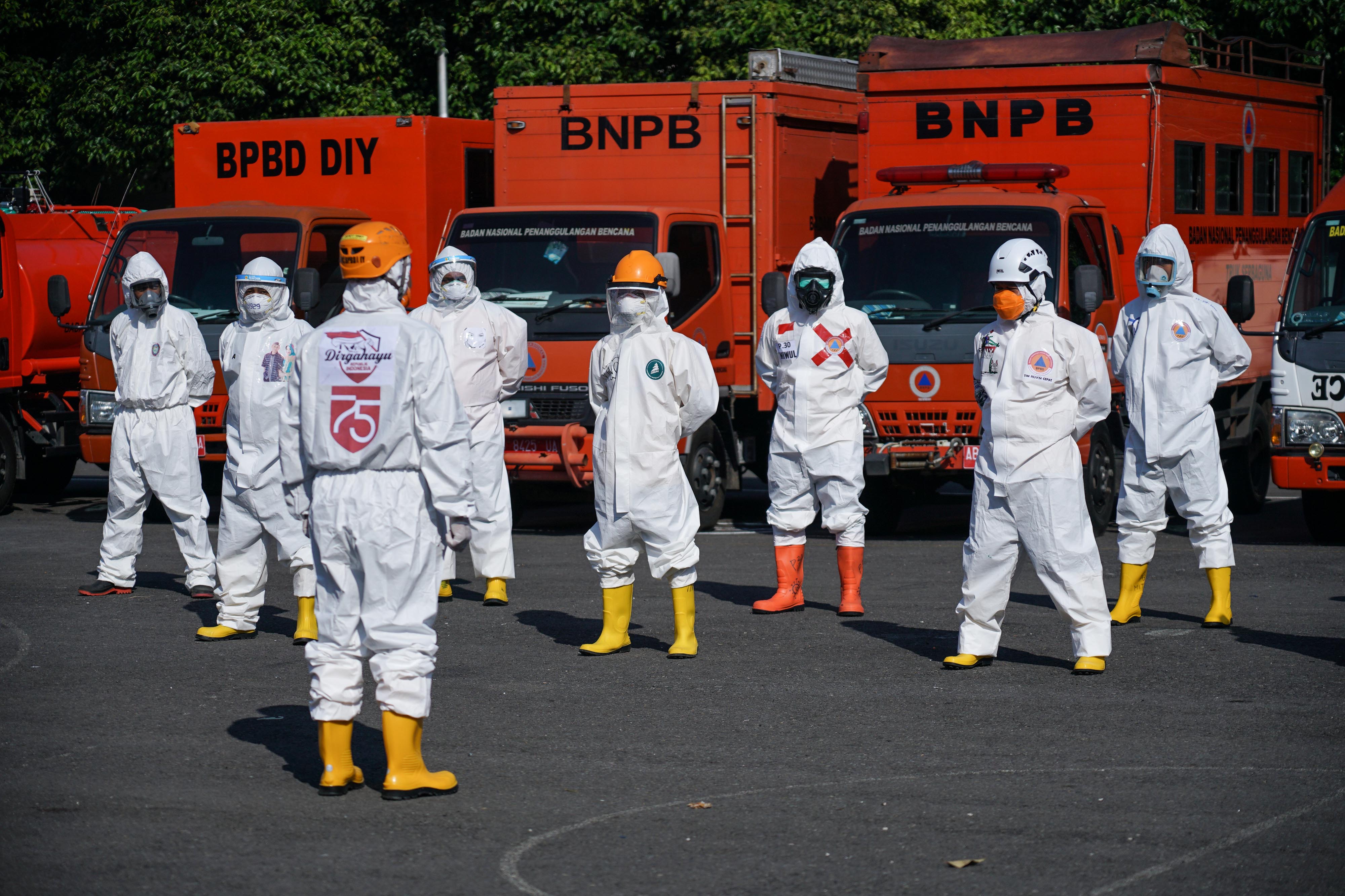 Relawan mengenakan baju hazmat saat mengikuti upacara peringatan HUT ke-75 Republik Indonesia di Kantor BPBD DIY, Umbulharjo, DI Yogyakarta.