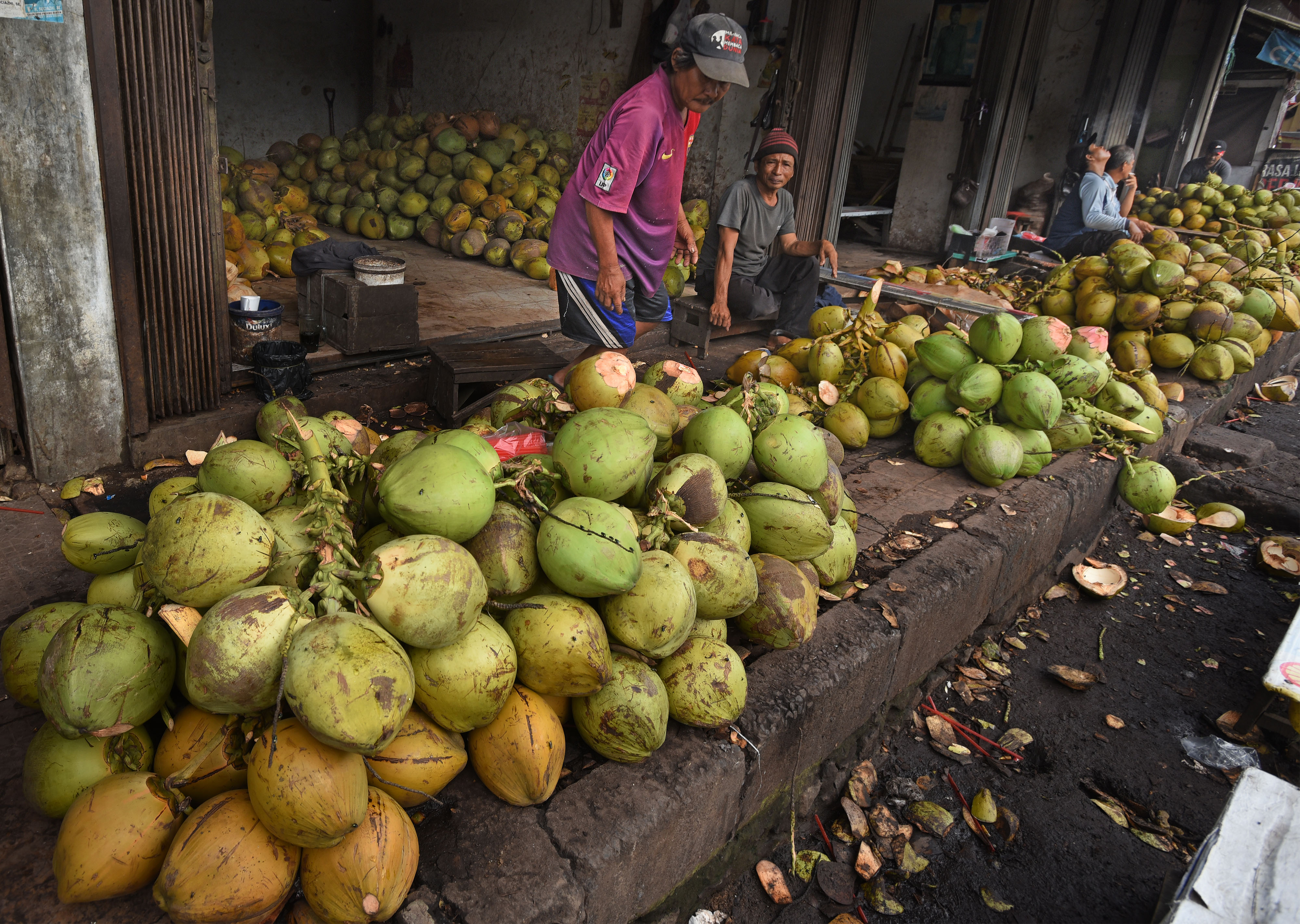 Pedagang menjajakan kelapa hijau di Pasar Lama Jalan Maulana Hasanudin, Serang, Banten.