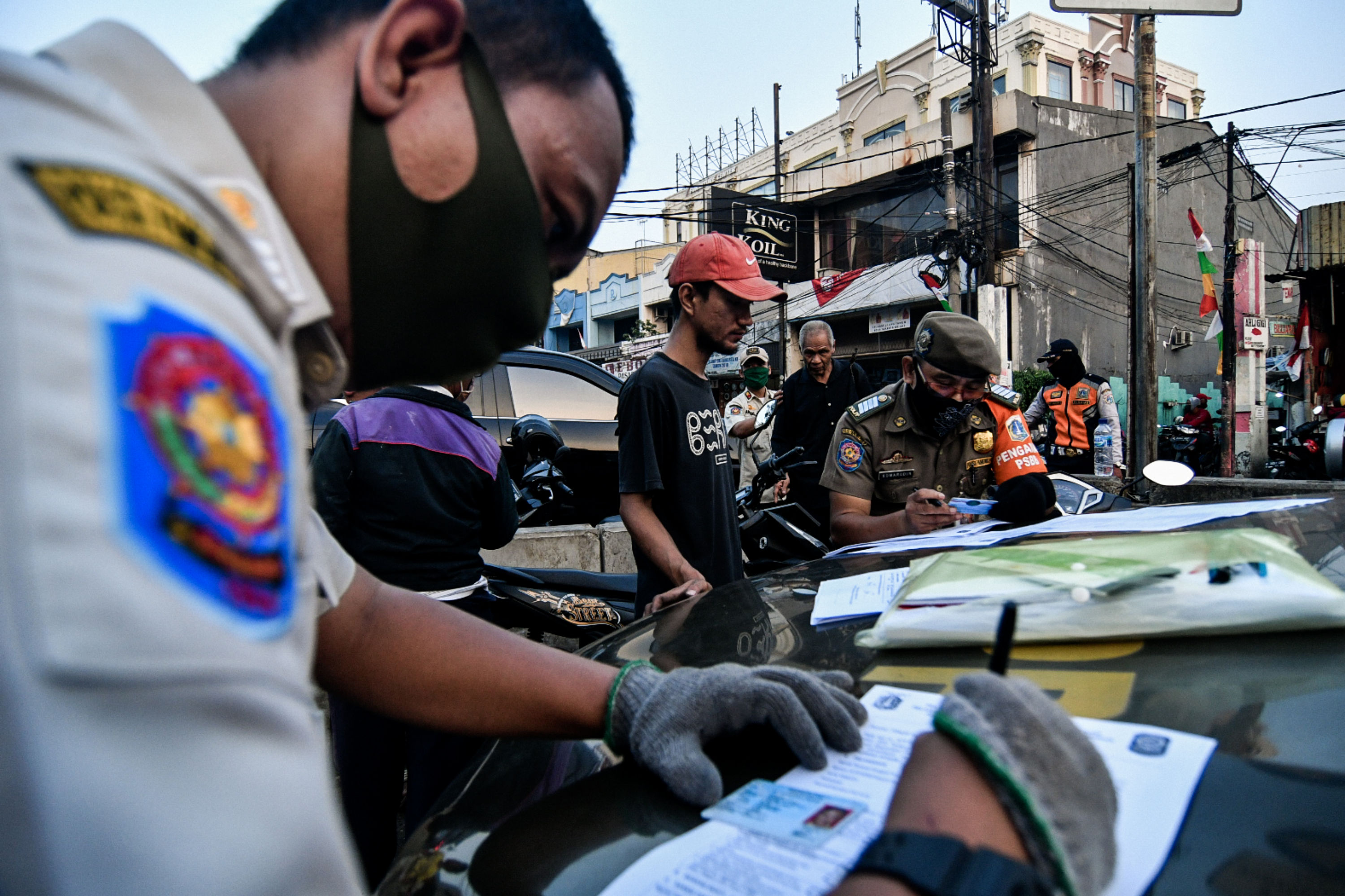 Razia masker  di Jalan Ragunan, Pasar Minggu, Jakarta