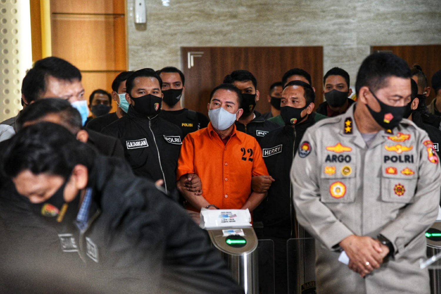 Terpidana kasus korupsi pengalihan hak tagih (cessie) Bank Bali Joko Tjandra (memakai rompi orange)