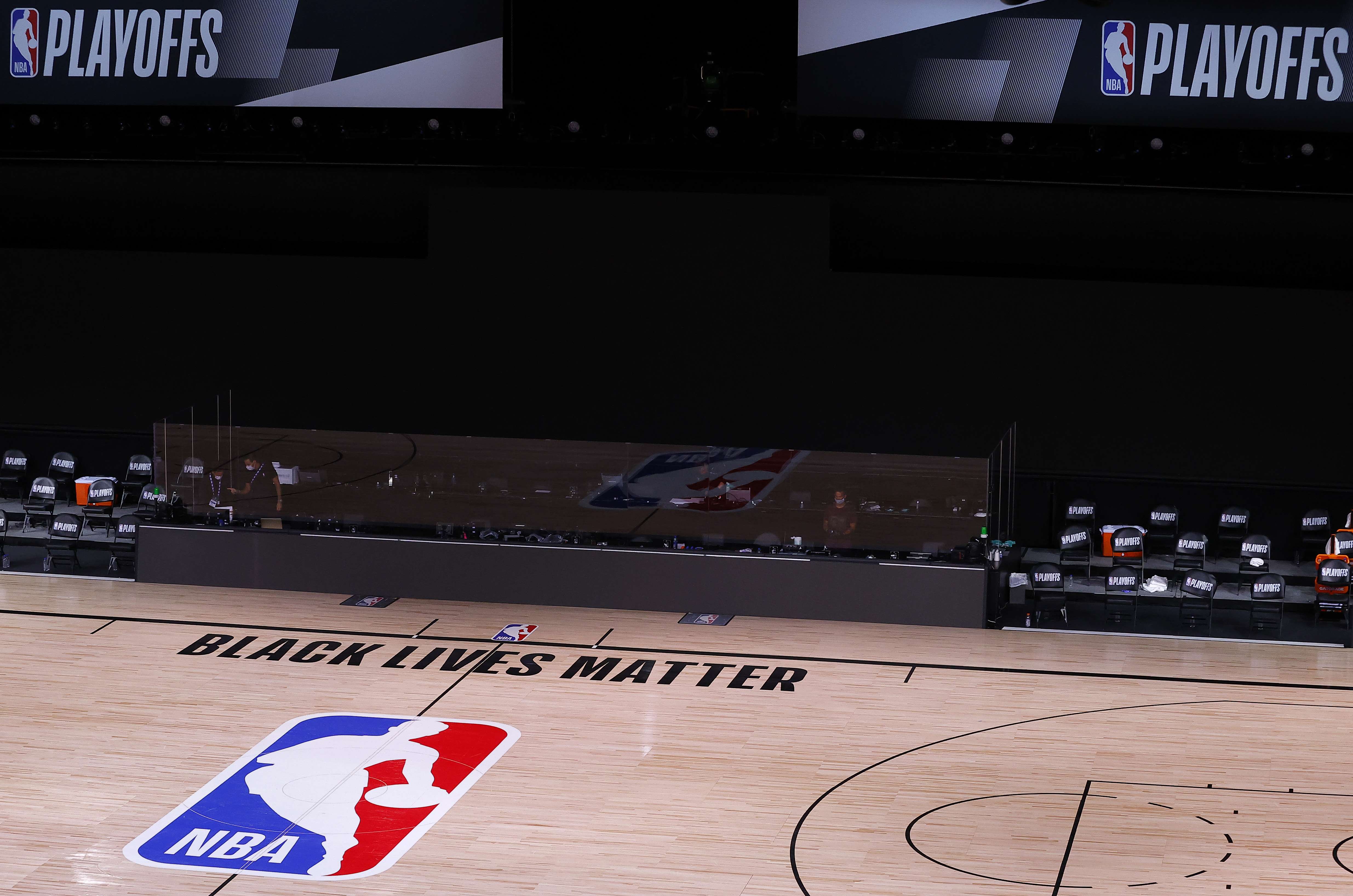 Lapangan terlihat kosong saat laga Gim 5 NBA playoff antara Milwaukee Bucks dan Orlando Magic digelar. Bucks memboikot laga itu.