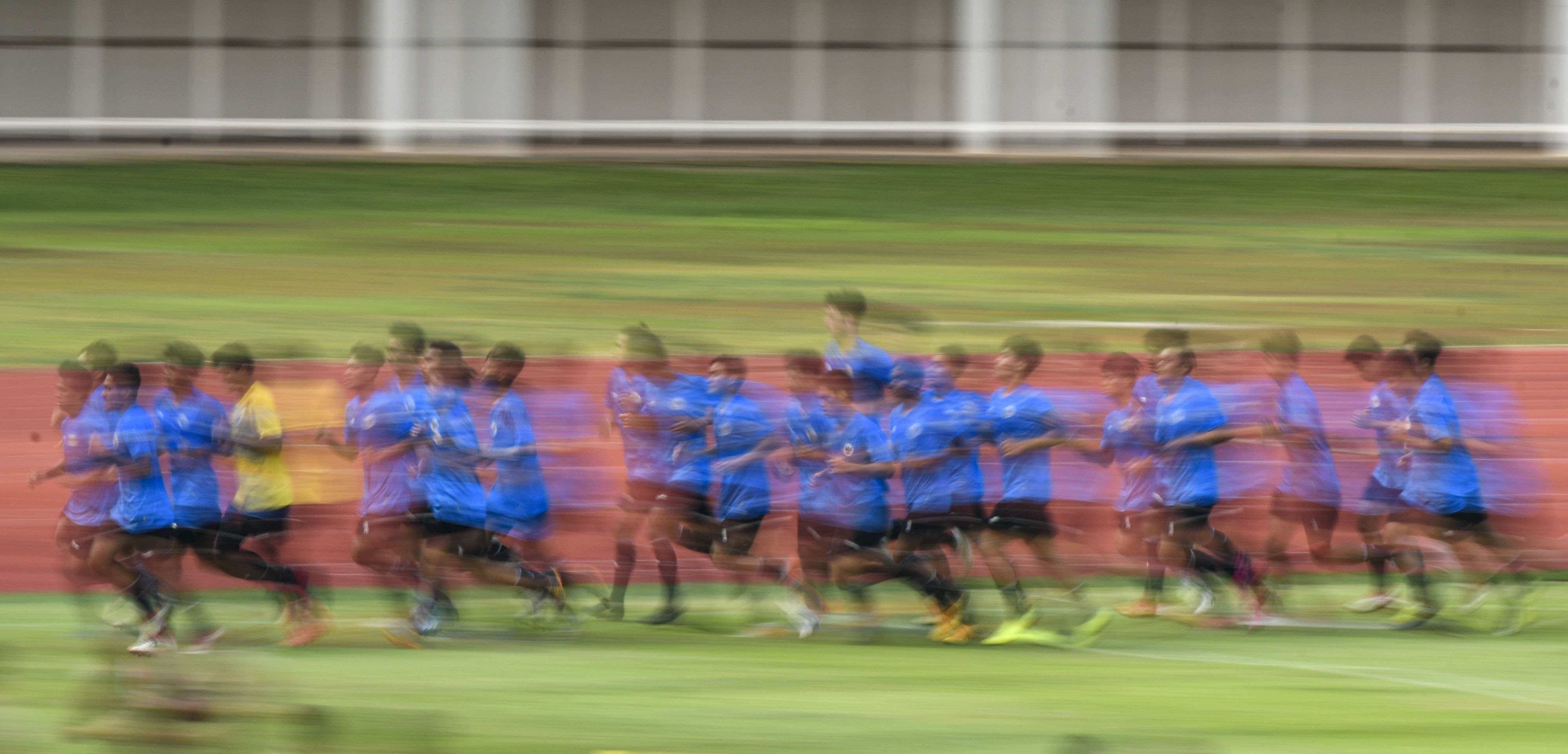 Sejumlah pesepak bola tim nasional Indonesia U-19 berlari saat mengikuti latihan di Stadion Madya, GBK.