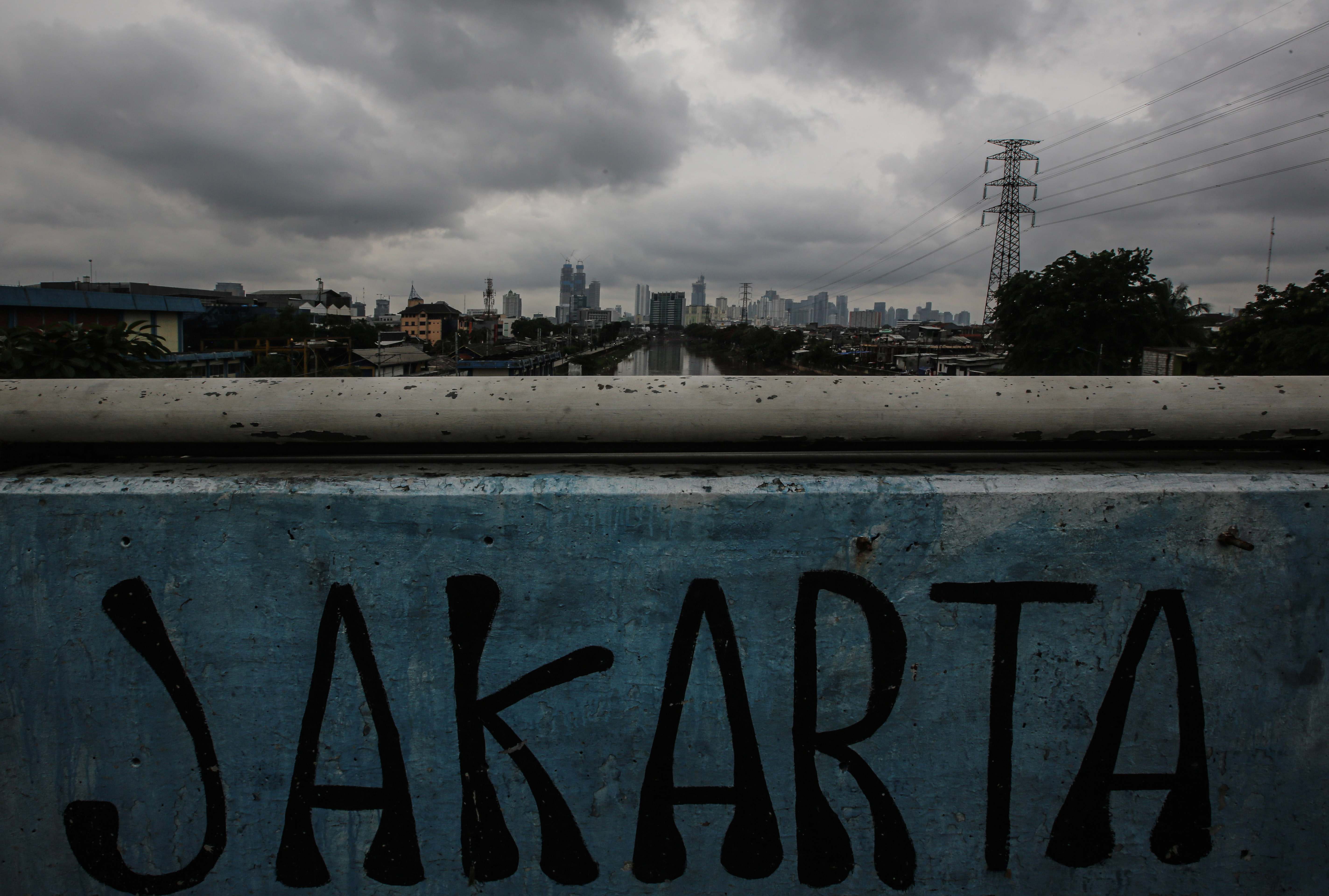 BMKG memprediksi wilayah Jakarta Selatan dan Jakarta Timur akan diguyur hujan dengan intensitas ringan Jumat (7/8/2020) siang.