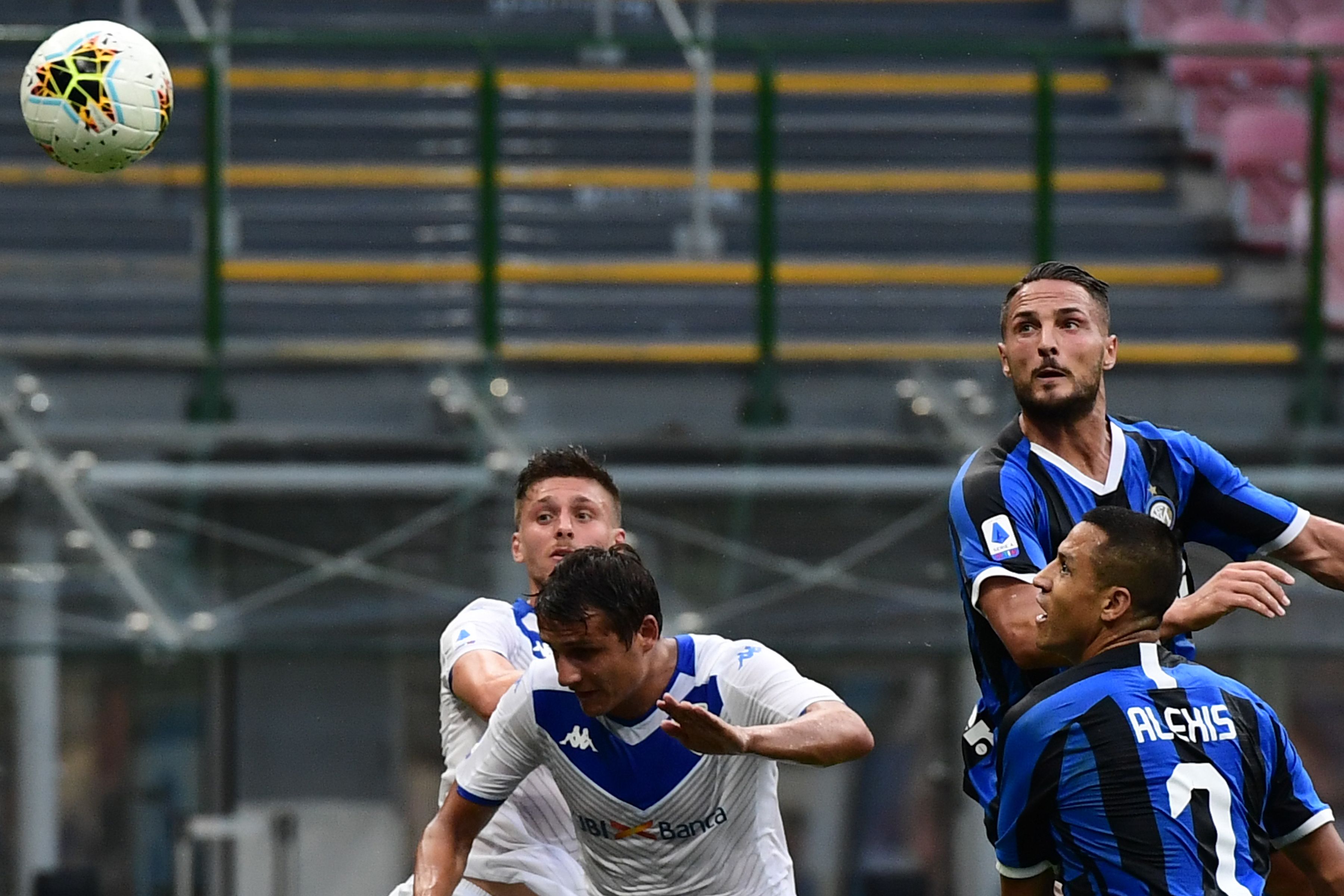 Pemain Inter Milan Danilo D'Ambrosio (atas, kanan)