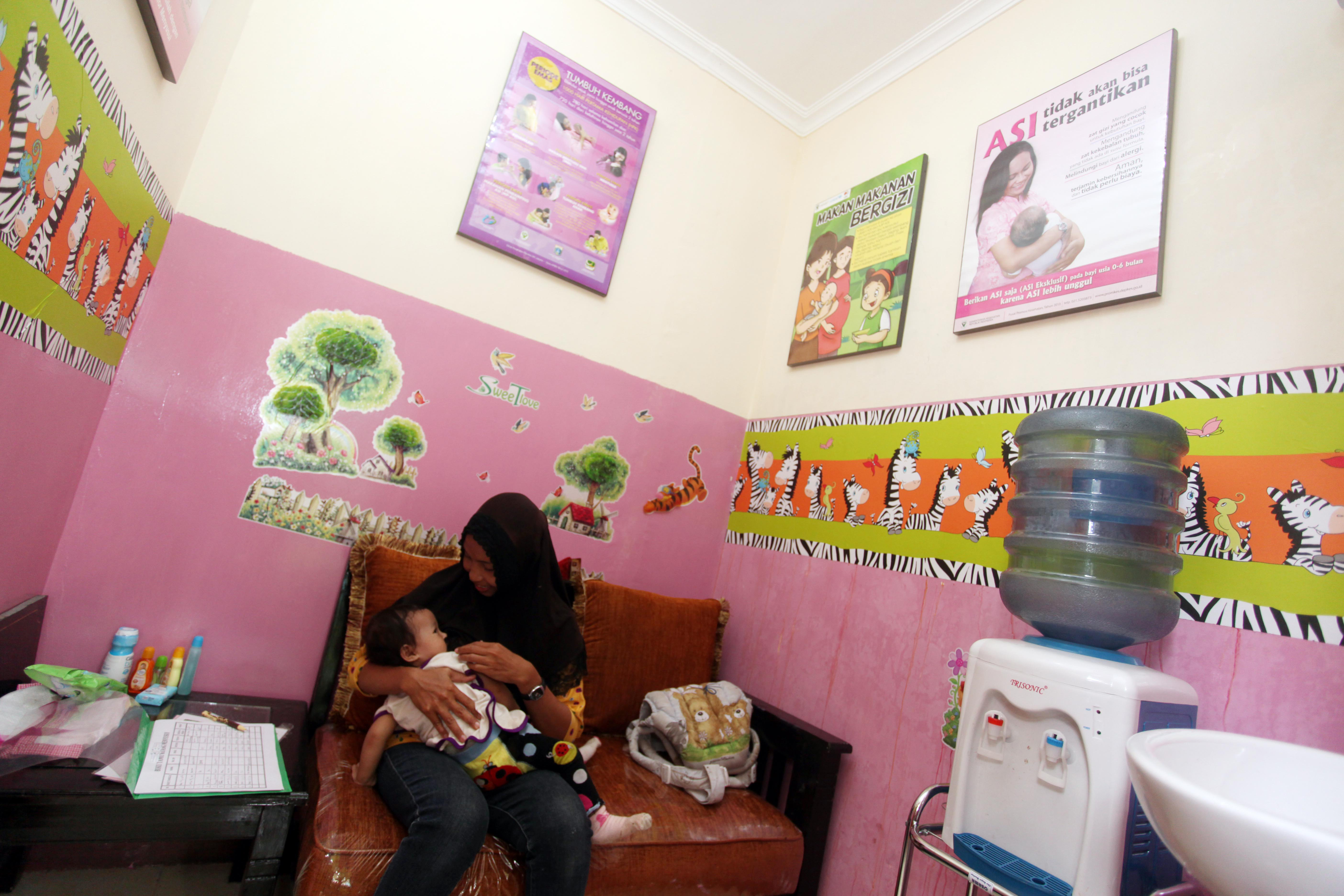 Ilustrasi Ibu Ika menyusui anaknya memanfaatkan ruang untuk menyusui 