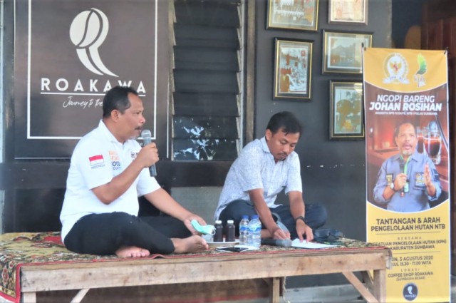 Anggota Komisi IV DPR RI Johan Rosihan (kiri) di acara Ngopi Bareng Johan Bersama KPH di Sumbawa, NTB, Senin (3/8/2020).