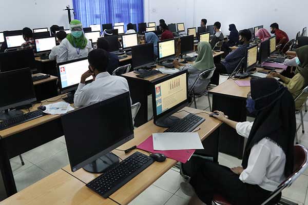 Petugas mengawasi Ujian Tulis Berbasis Komputer (UTBK) Seleksi Bersama Masuk Perguruan Tinggi Negeri (SBMPTN)