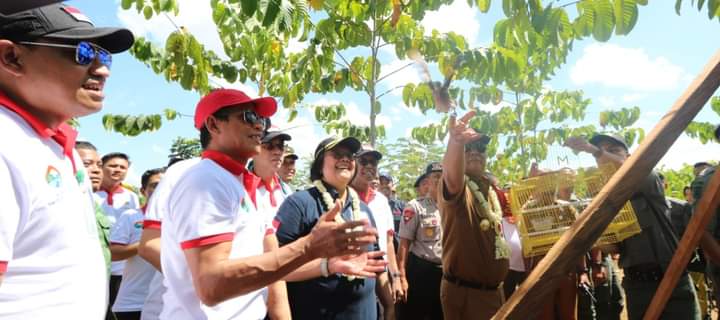 Menteri LHK Siti Nurbaya didampingi Gubernur Kalsel Sahbirin Noor saat berkunjung ke Taman Hutan Hujan Tropis di kawasan Perkantoran Pemprov