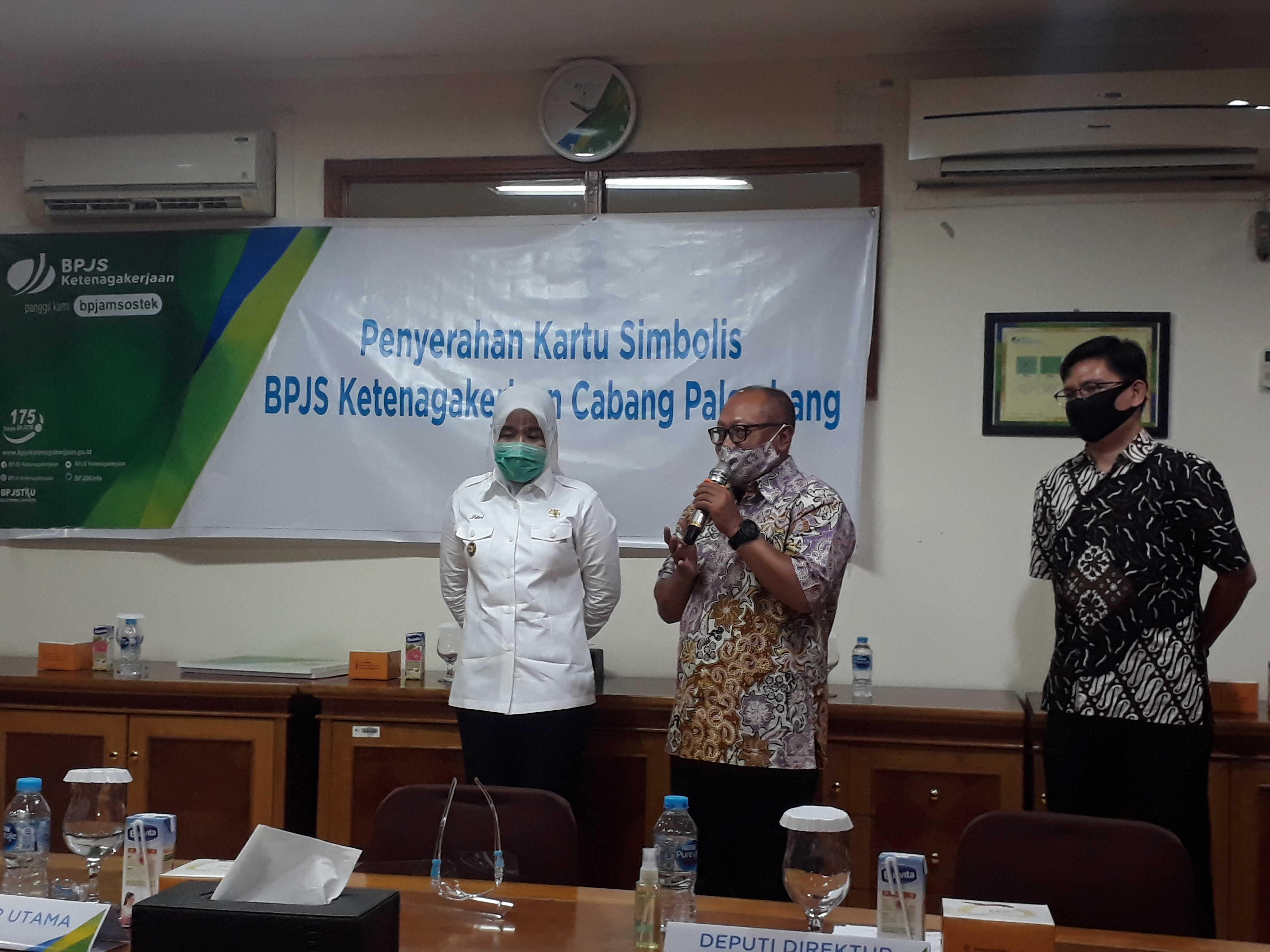 Dirut BP Jamsostek Agus Susanto saat meninjau pelayanan LAPAK ASIK di Kantor BP Jamsostek Cabang Palembang, Selasa (21/7).