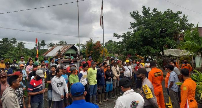 Tim SAR Luwuk bersama masyarakat mencari satu keluarga yang hanyut di Sungai Singkoyo, Desa Mekar Kencana, Kec Toili, Luwuk, Sulteng.