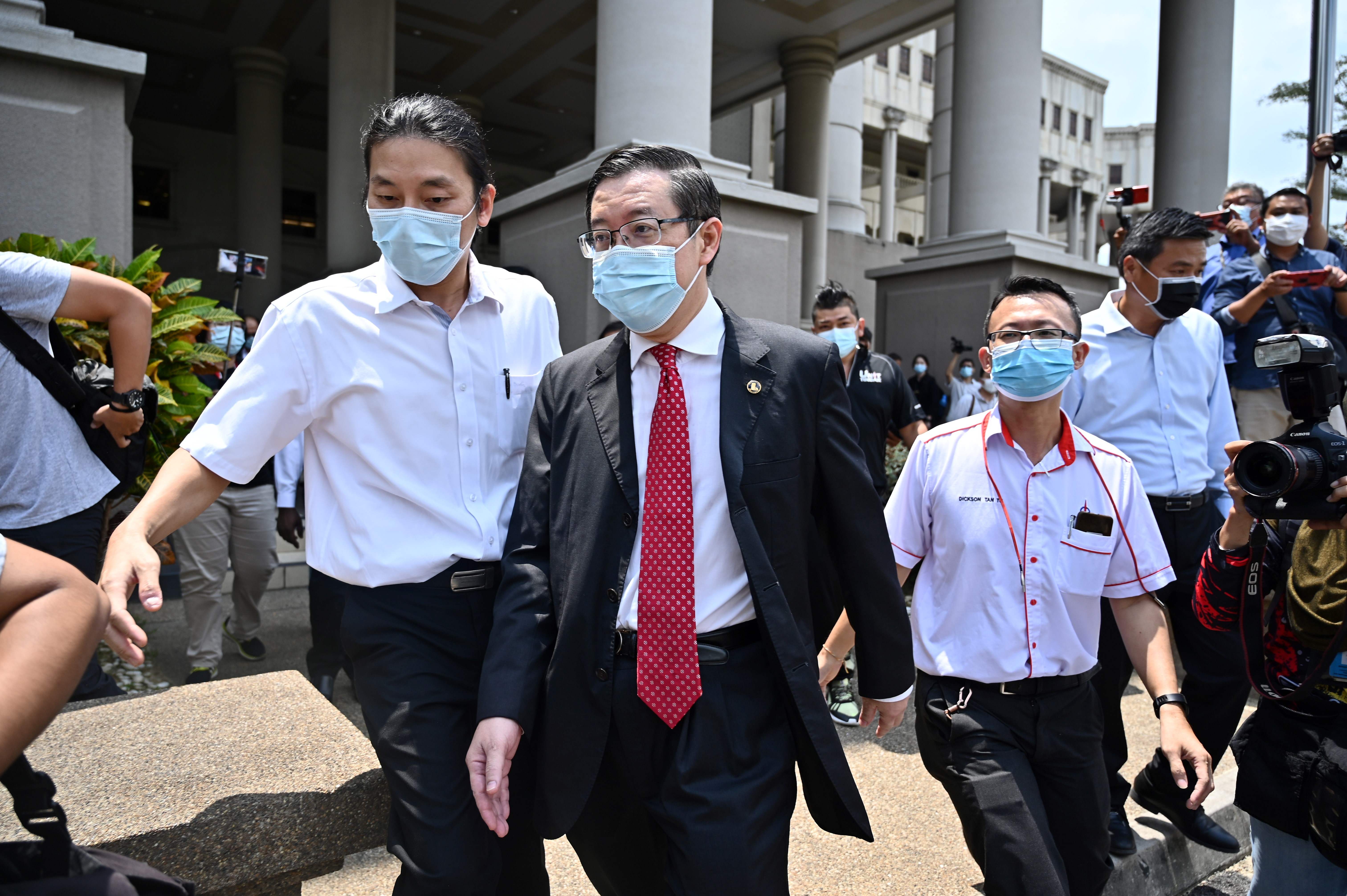 Mantan Menkeu Malaysia, Lim Guan Eng, meninggalkan gedung pengadilan di Kuala Lumpur.