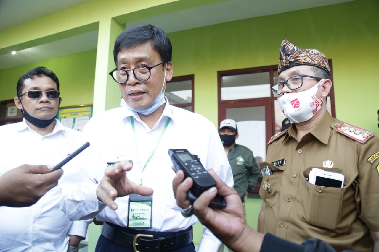  Kepala BPPSDMP Kementan Dedi Nursyamsi (tengah) dan Bupati Cirebon Imron Rosyadi (kanan).