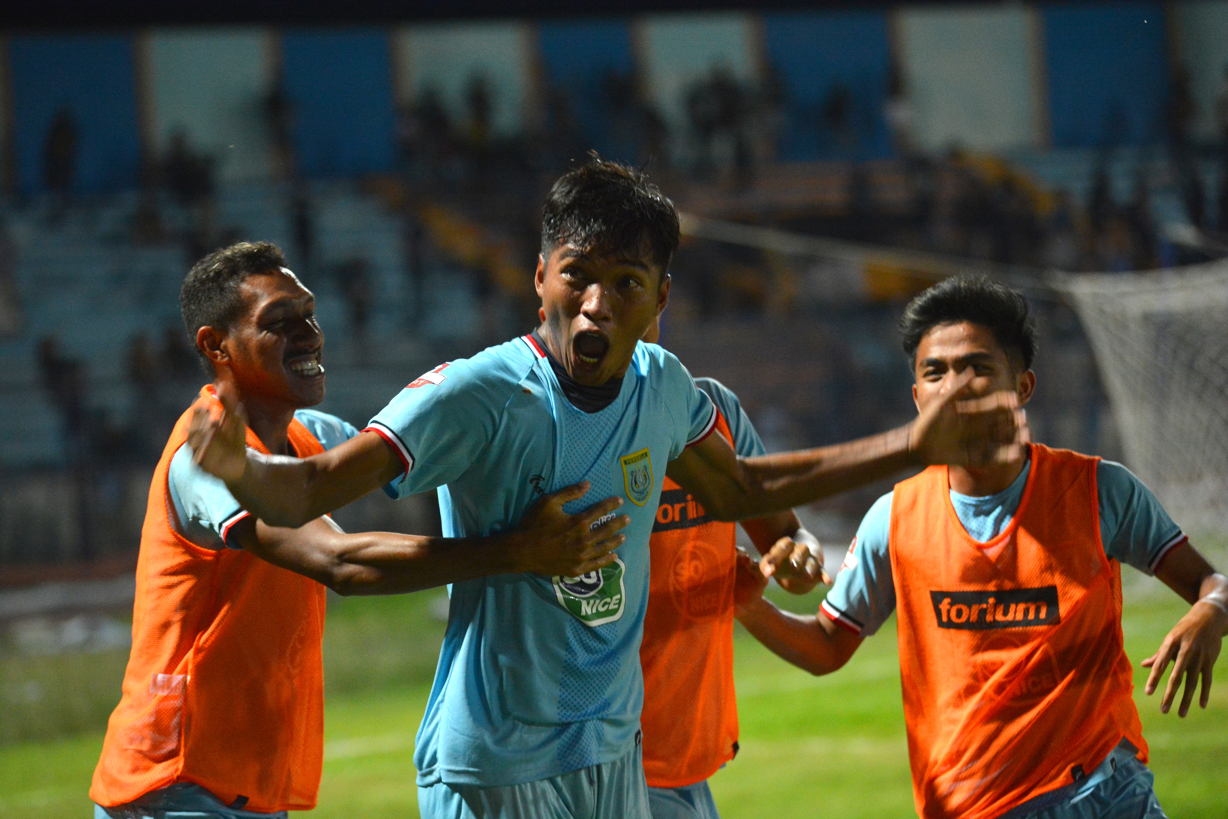 Pemain Persela Moch Zaenuri (tengah) merayakan gol ke gawang Perseru Badak Lampung FC saat pertandingan Liga 1 2019. 