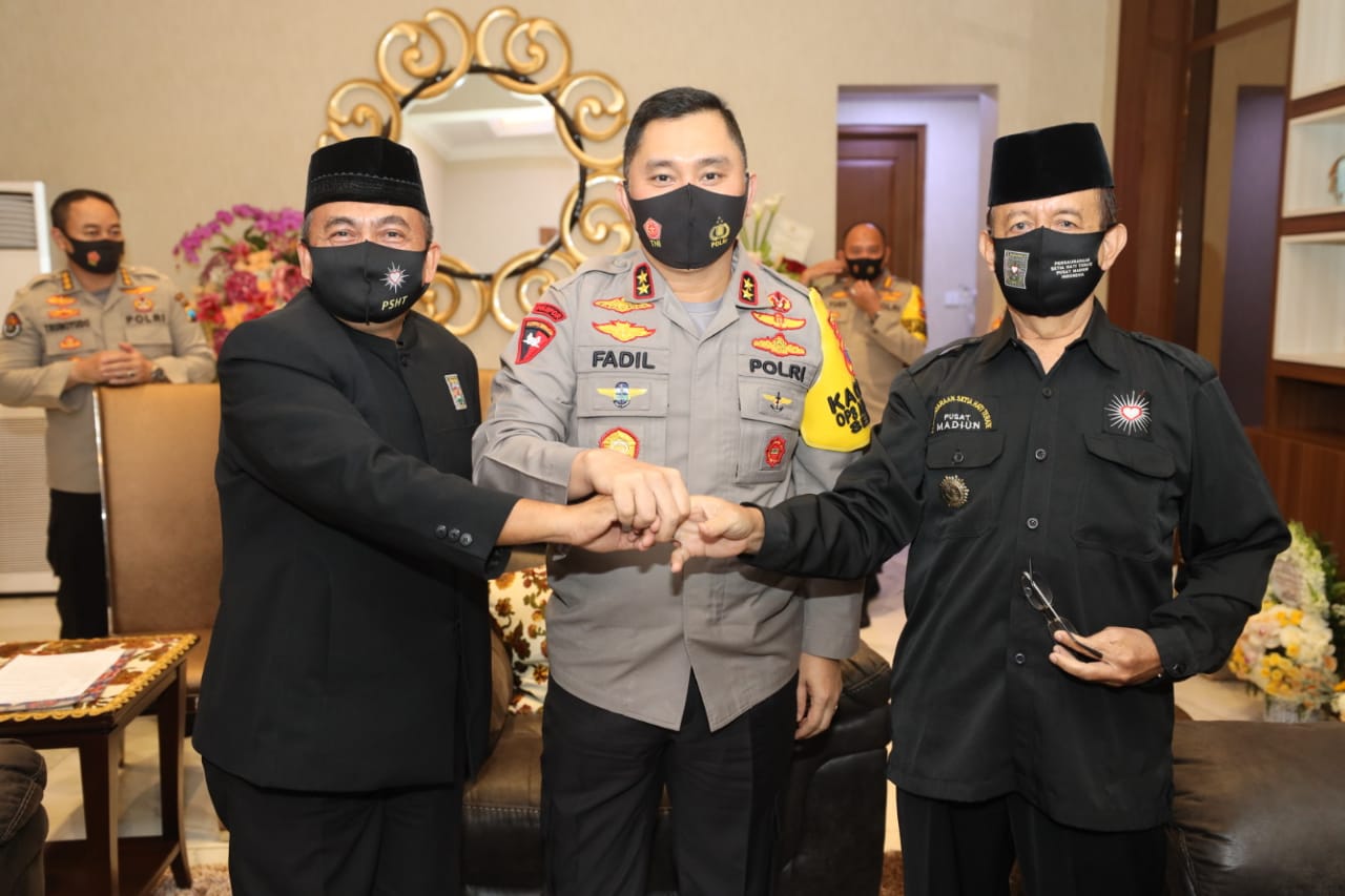Kapolda Jatim bersama dua pimpinan PSHT. 
