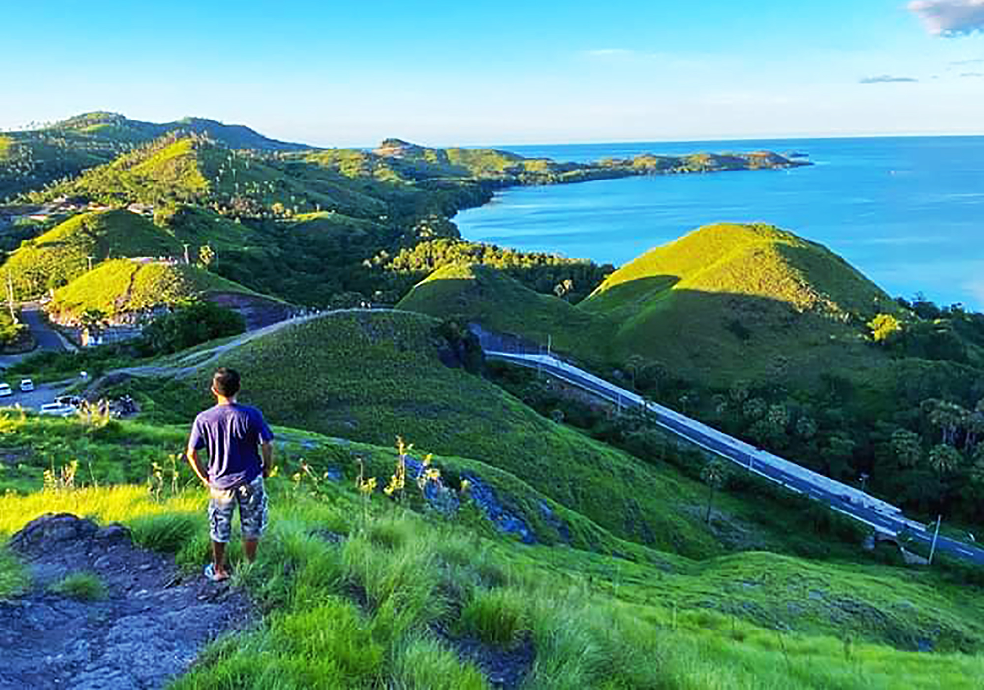 Wsatawabn memandang keindahan Labuan Bajo di atas bukit, Kabupaten Manggarai Barat, NTT.