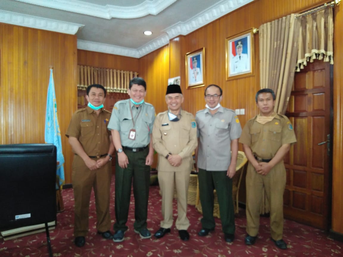 Kepala Bapeltan Jambi, Zahron Helmy (kedua dari kiri), bersama Bupati Kerinci Dr. Drs. H. Adirozal, M.Si. (tengah). 