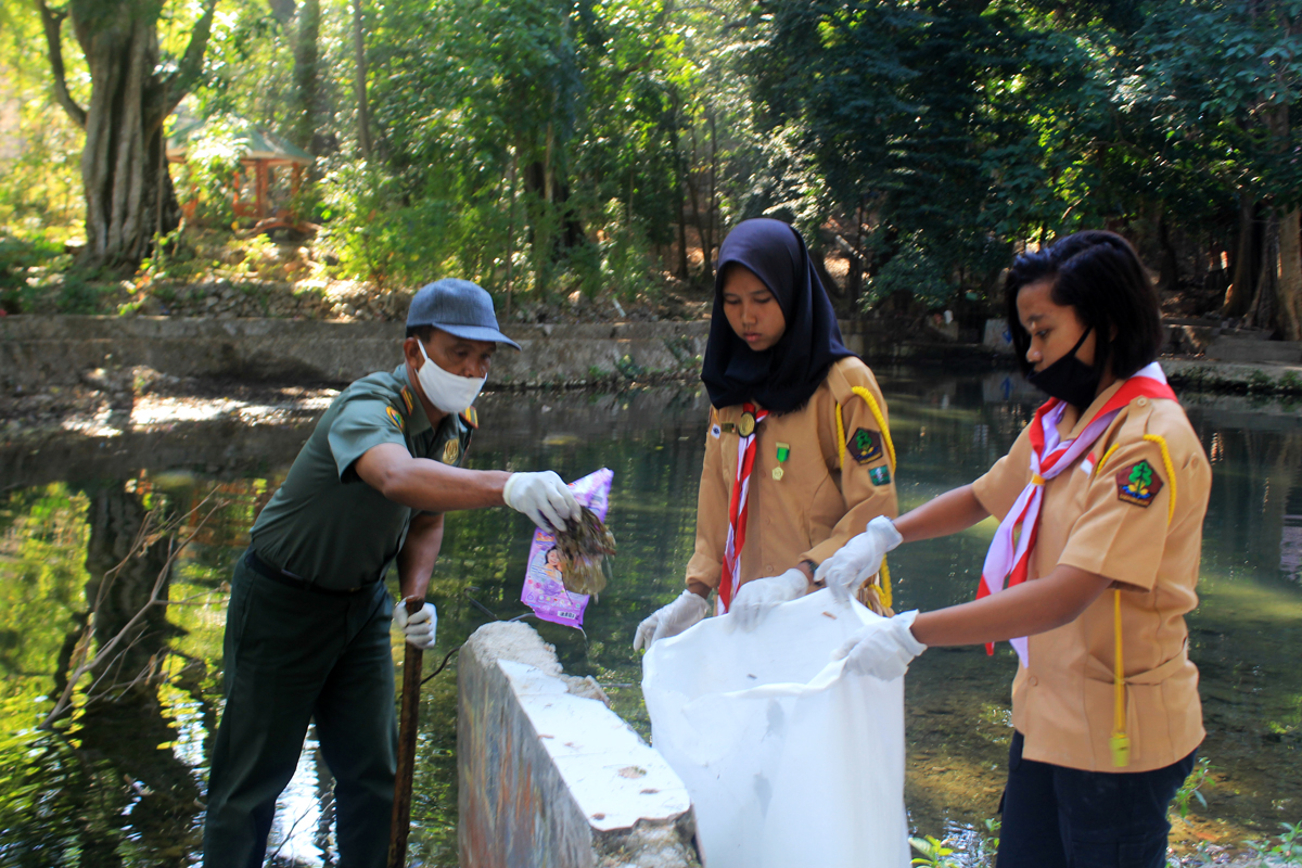 Aksi bersih-bersih di Taman Wisata Alam (TWA) Camplong, Kecamatan Fatuleu, Kabupaten Kupang, Senin (10/8) 