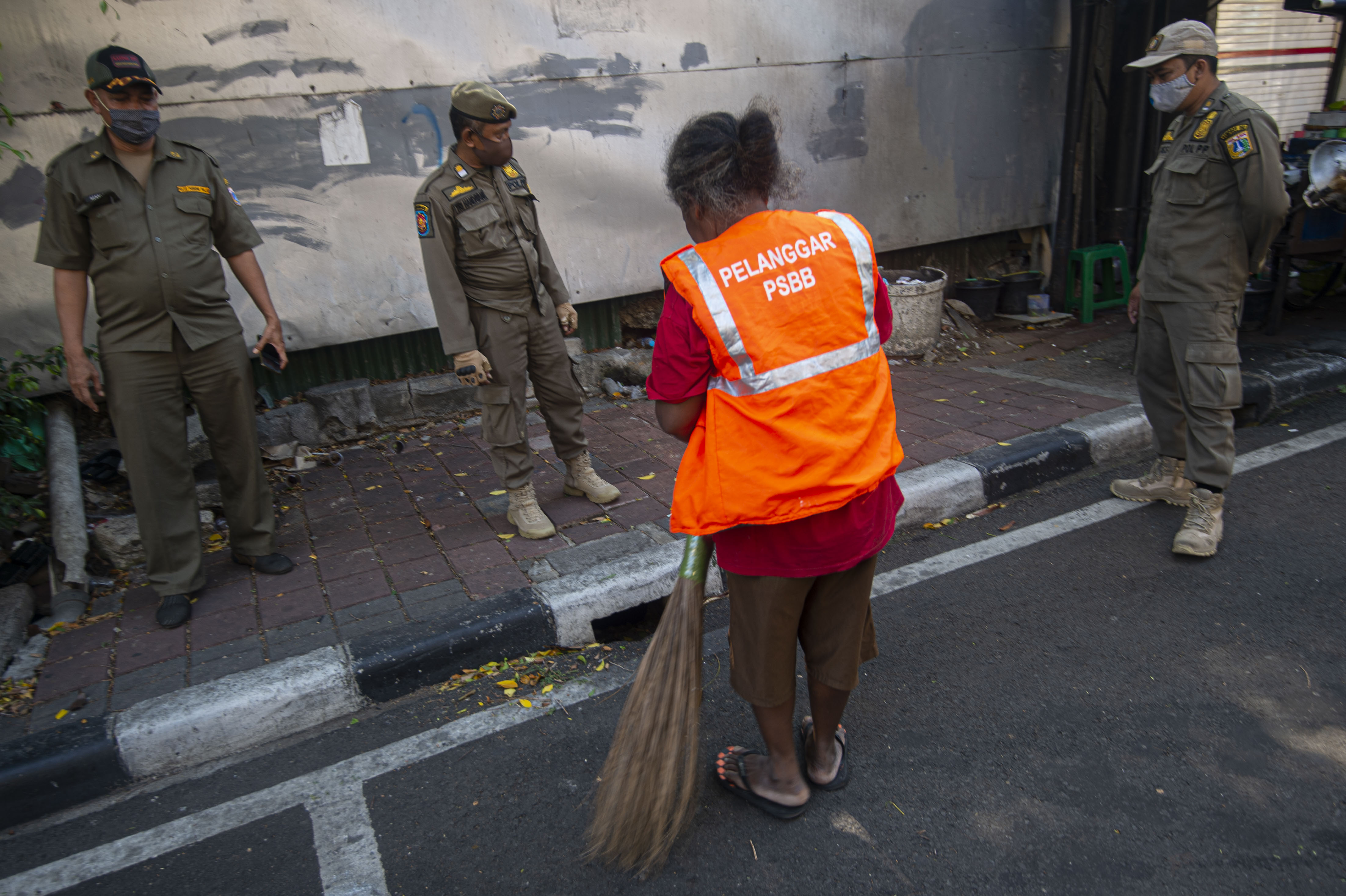 Ilustrasi--Petugas Satpol PP mengawasi penerapan sanksi pelanggar aturan protokol kesehatan covid-19 selama masa PSBB transisi.