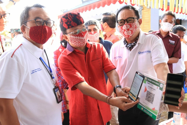 Gubernur Bali Wayan Koster membuka pasar gotong royong krama Bali yang digelar Kantor Bank Indonesia Perwakilan Bali, di Denpasar, Jumat (28