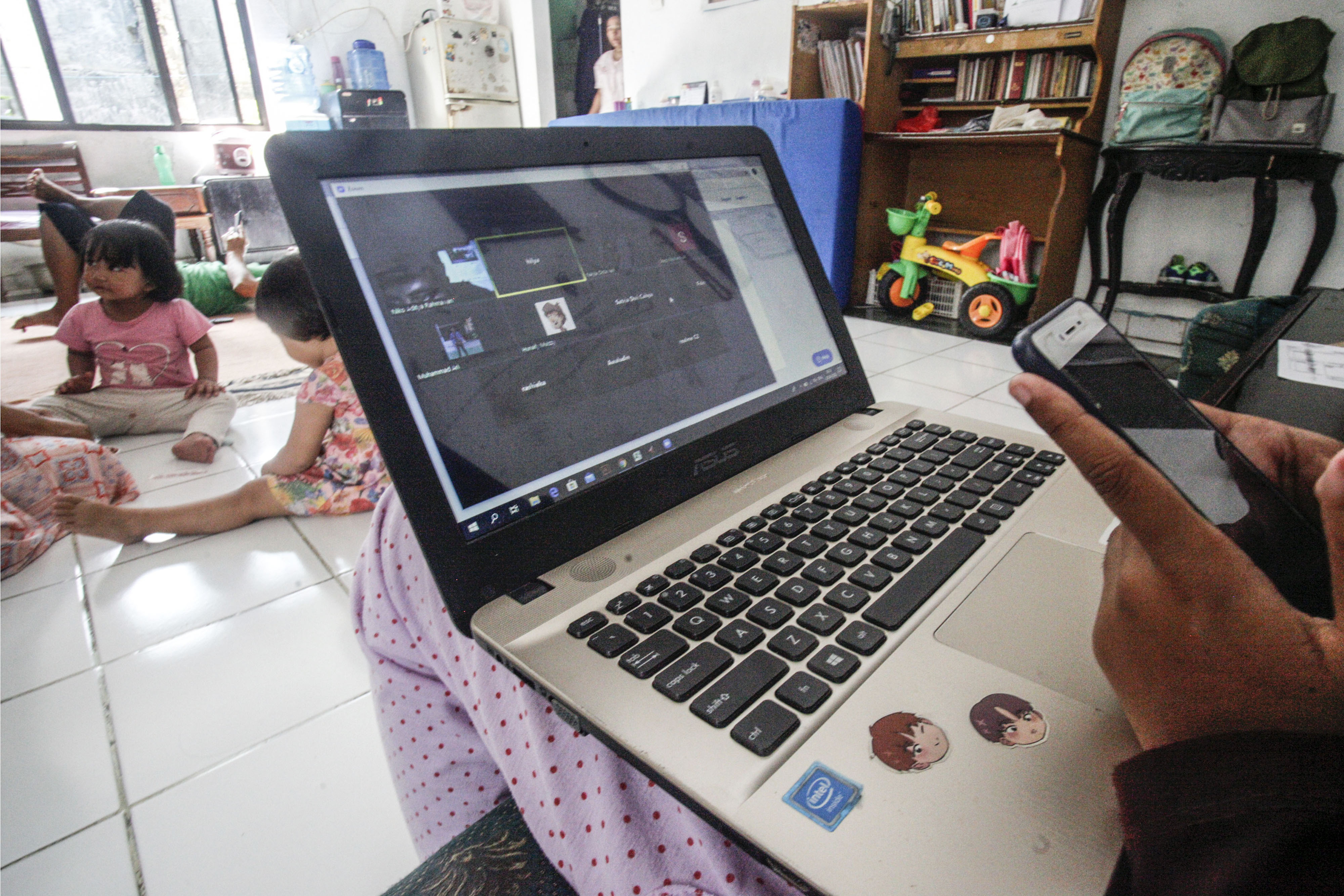 Siswa melakukan kegiatan belajar mengajar menggunakan internet di Cilangkap, Jakarta Timur, Rabu (1/4/2020).