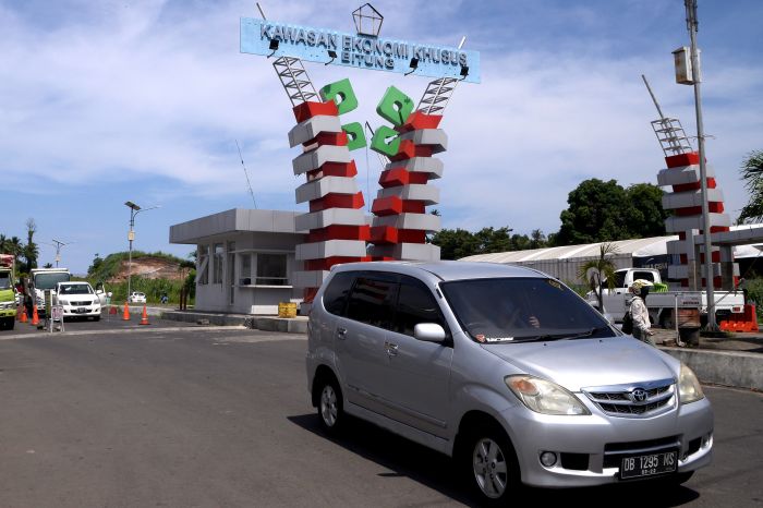 Kendaraan melintas di gerbang Kawasan Ekonomi Khusus (KEK) Bitung di Bitung, Sulawesi Utara. RUU Cipta Kerja bisa mendorong investasi.  