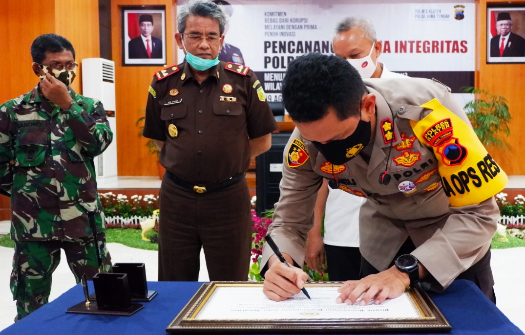 Kapolres AKB Edy Suranta Sitepu menandatangani piagam pencanangan pembangunan zona integritas, Rabu (19/8/2020)