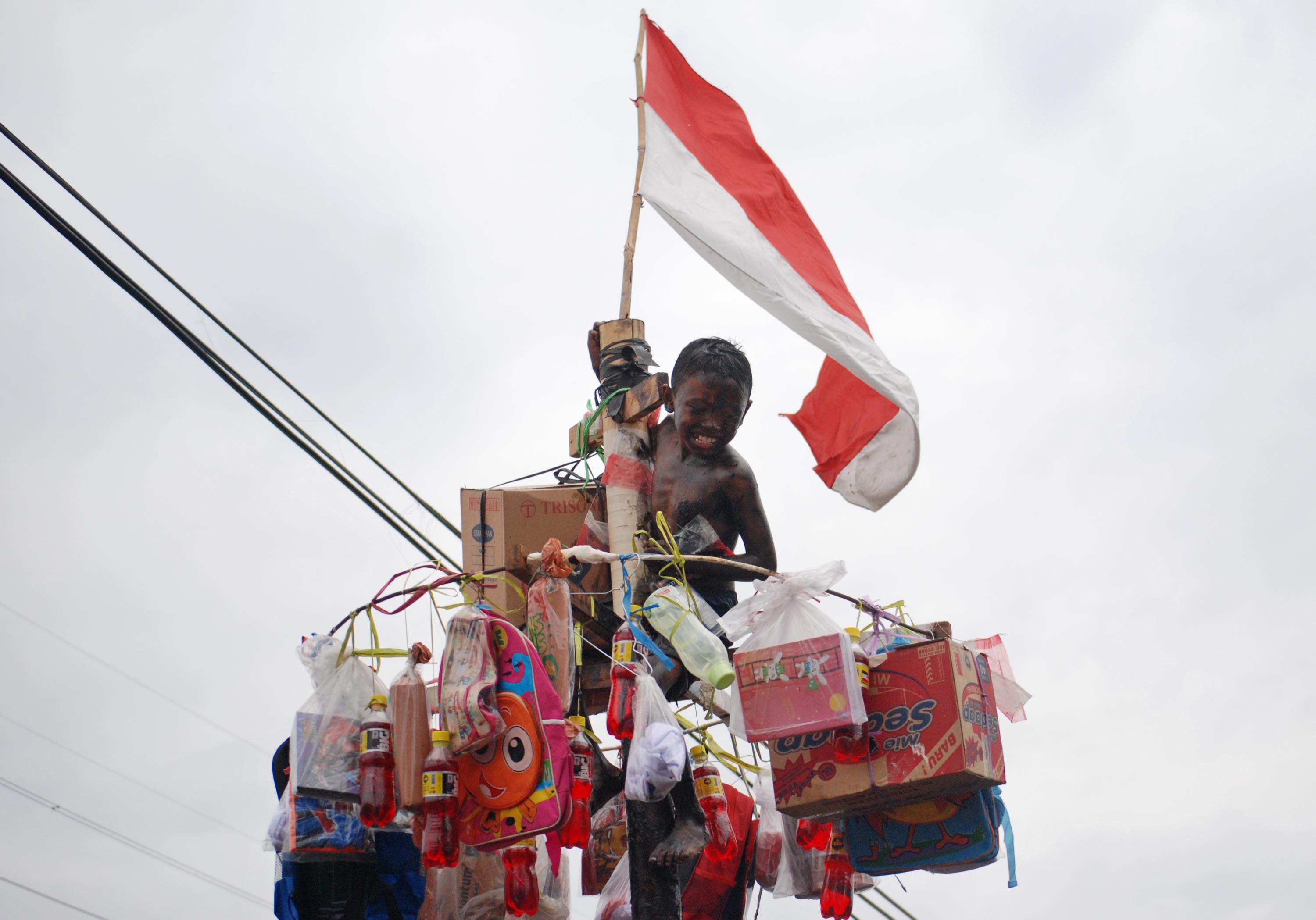 Ilustrasi--Seorang bocah mengikuti lomba panjat pinang di Bandarharjo, Semarang, Jawa Tengah.