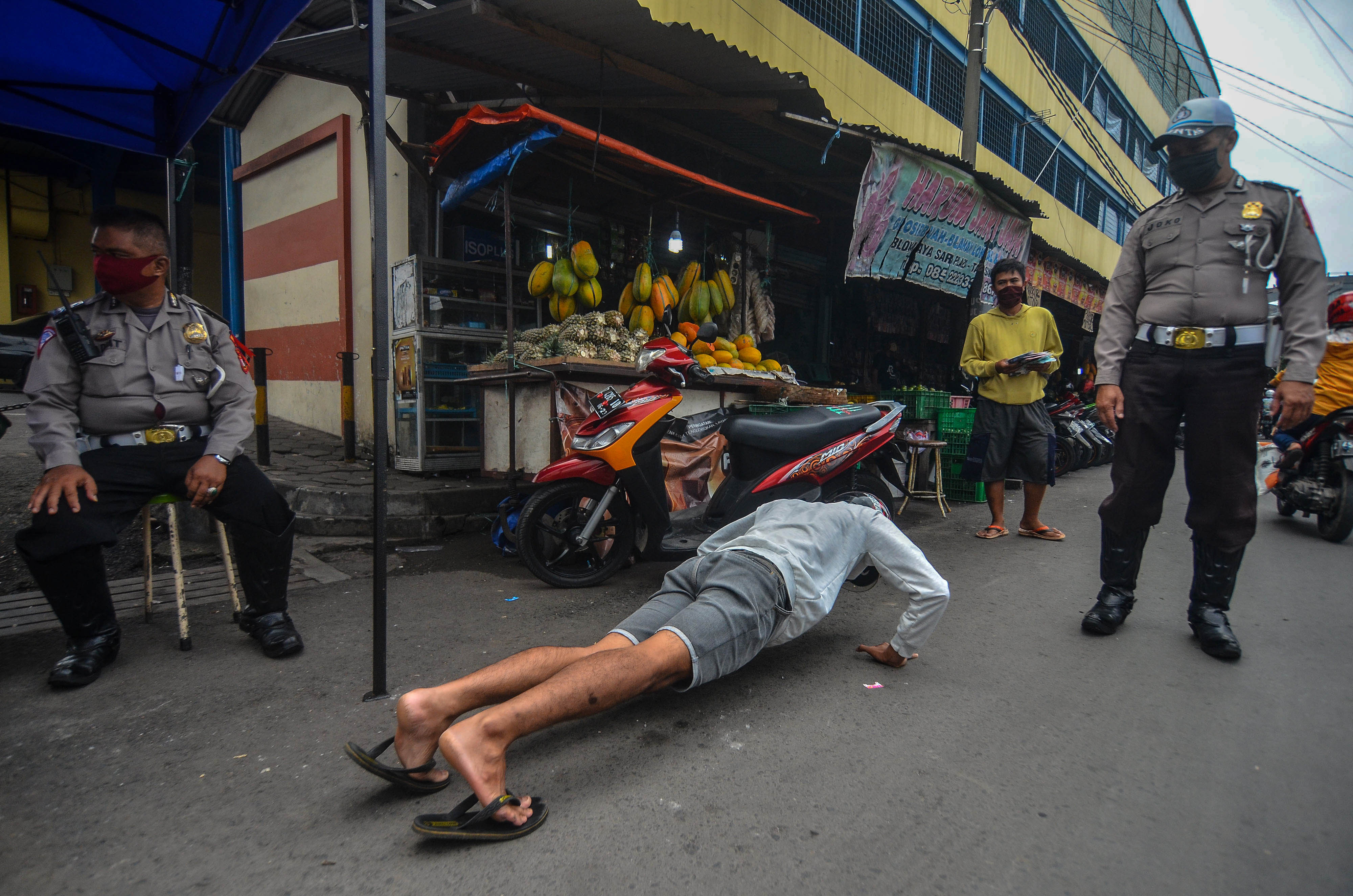 Seorang warga mendapat hukuman karena tidak menggunakan masker saat berkunjung di Pasar Wetan Kota Tasikmalaya, beberapa waktu lalu.