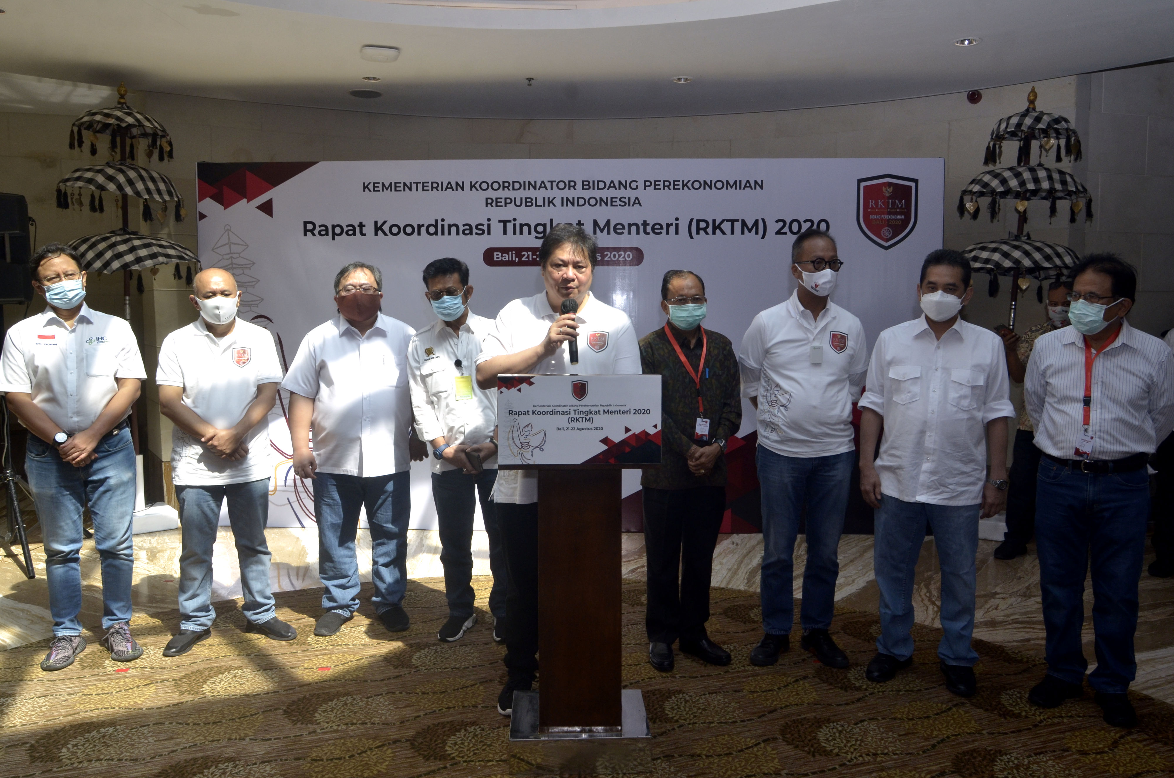  Menko Perekonomian Airlangga Hartarto (tengah) memberikan keterangan saat Rapat Koordinasi Tingkat Menteri (RKTM) Bidang Perekonomian.