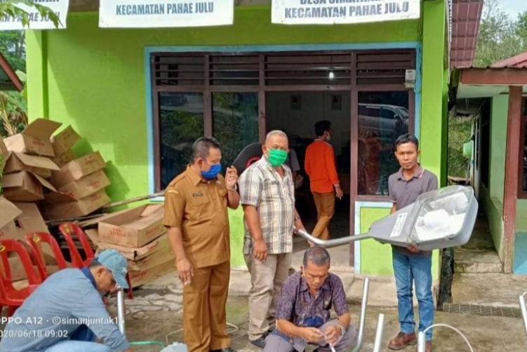 Teknisi PT SOL didampingi Pemerintah Tapanuli Utara memasang lampu penerangan jalan umum di Kecamatan Pahae Jae. 
