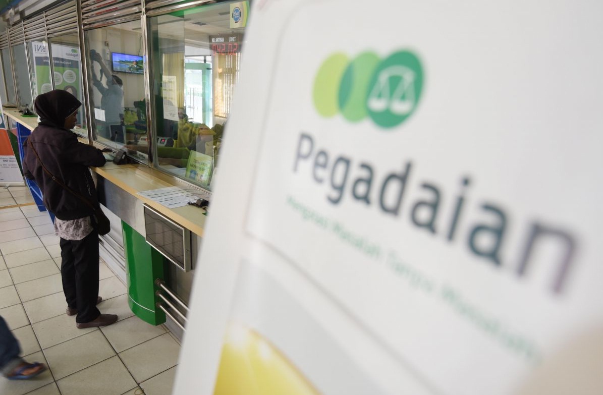 Nasabah melakukan transaksi di kantor cabang Pegadaian di Jakarta. 