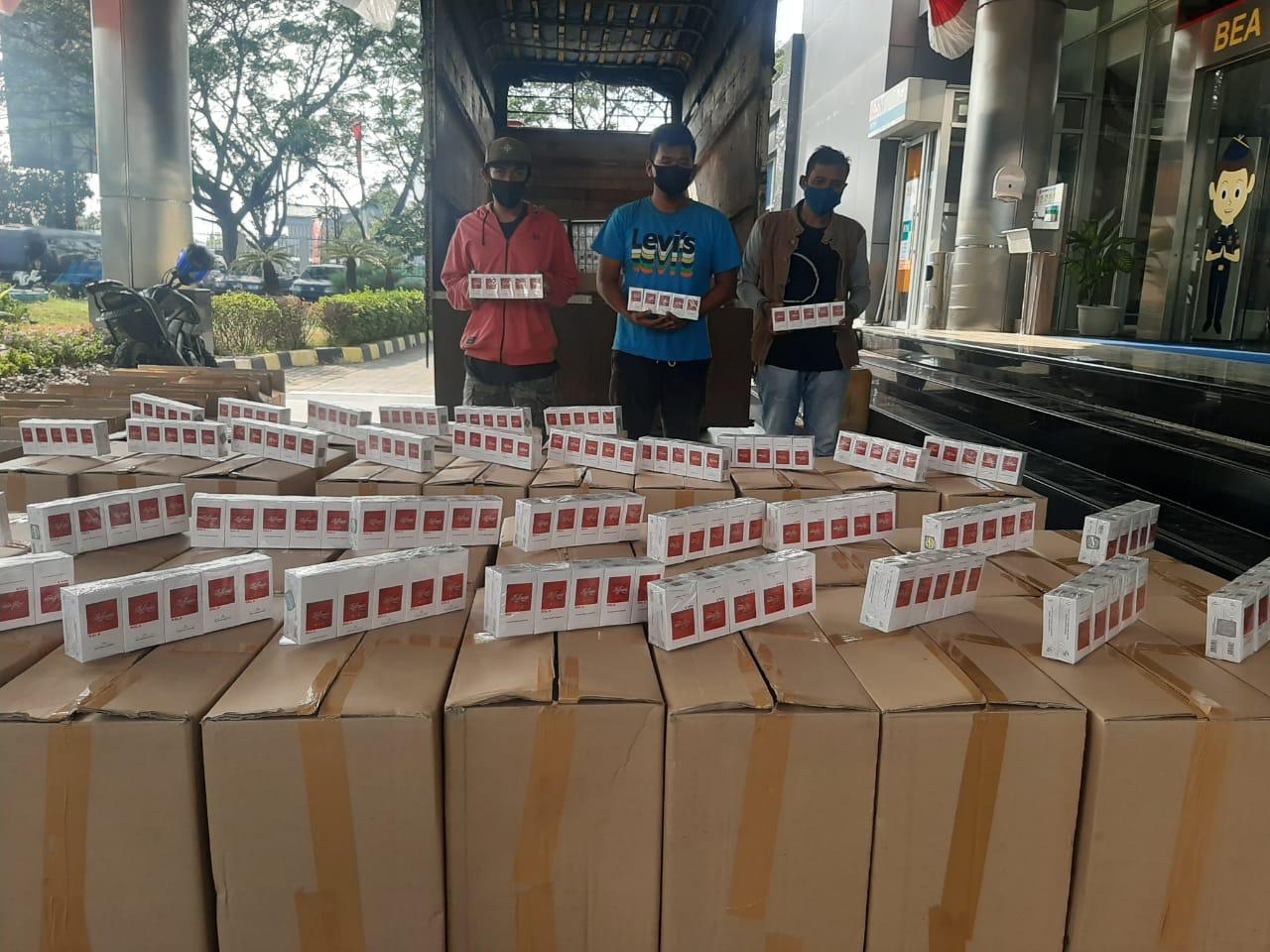 Petuga Bea Cukai Jateng DIY berhasil mengamankan 3,8 juta batang rokok ilegal senilai Rp 3,86 miliar. 