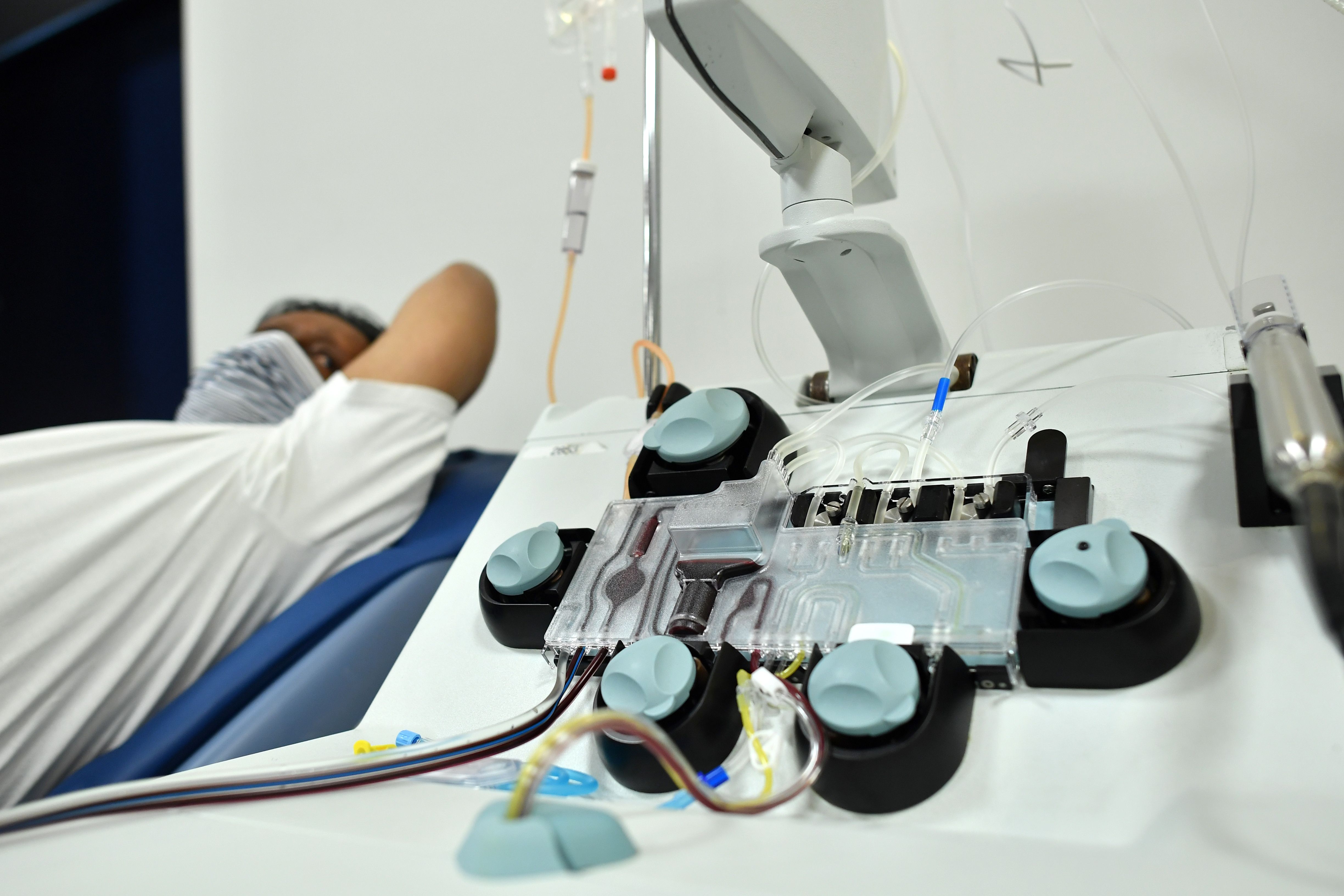 onor plasma berbaring di kursi malas untuk memberikan plasma pemulihan untuk pengobatan virus korona di pusat donor plasma  