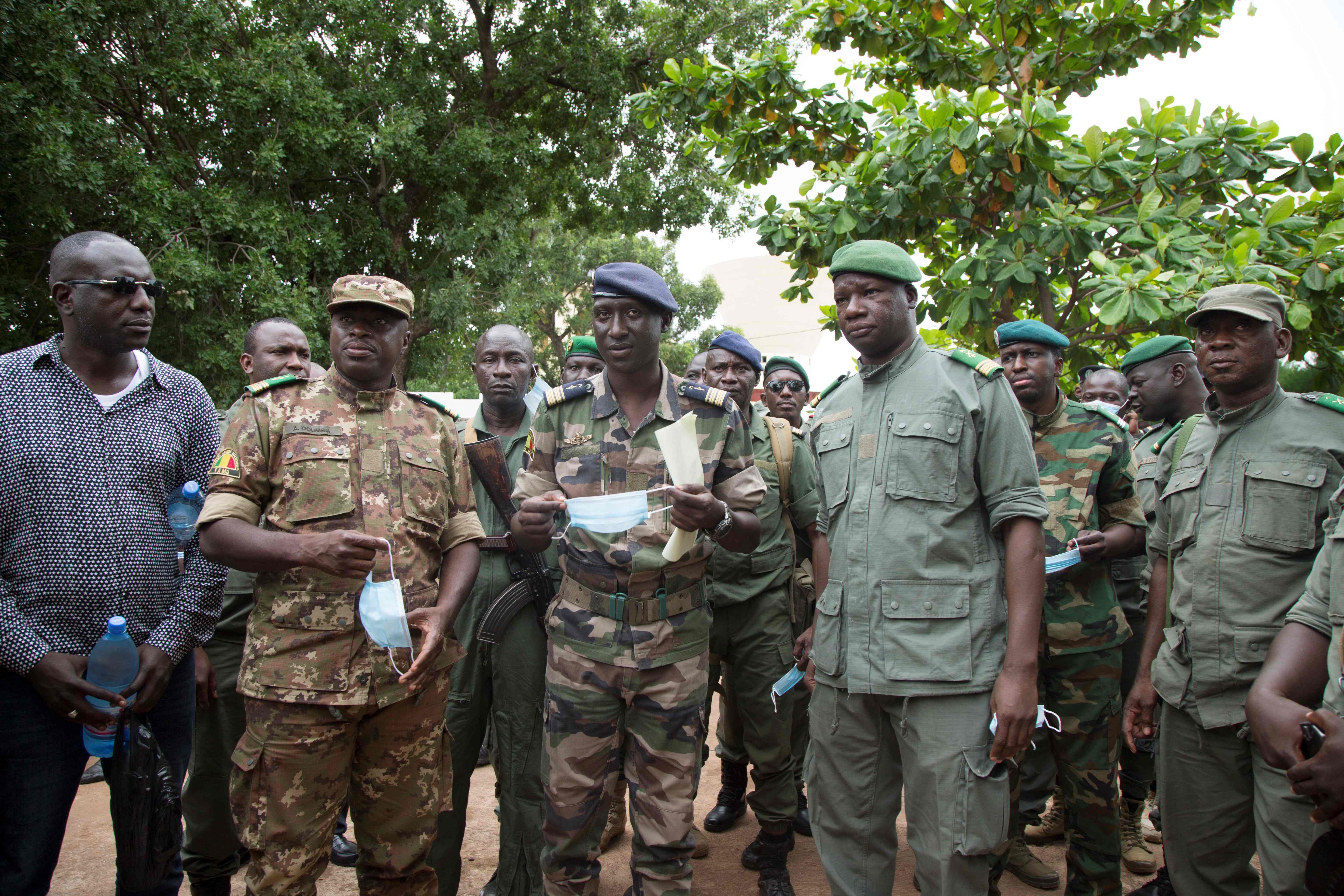 Sejumlah petinggi junta militer Mali memberikan keterangan pers, Rabu (19/8).