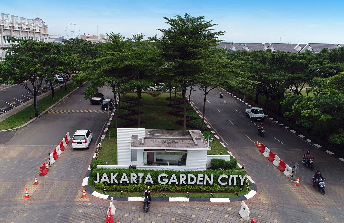 Gerbang utama kawasan Jakarta Garden City