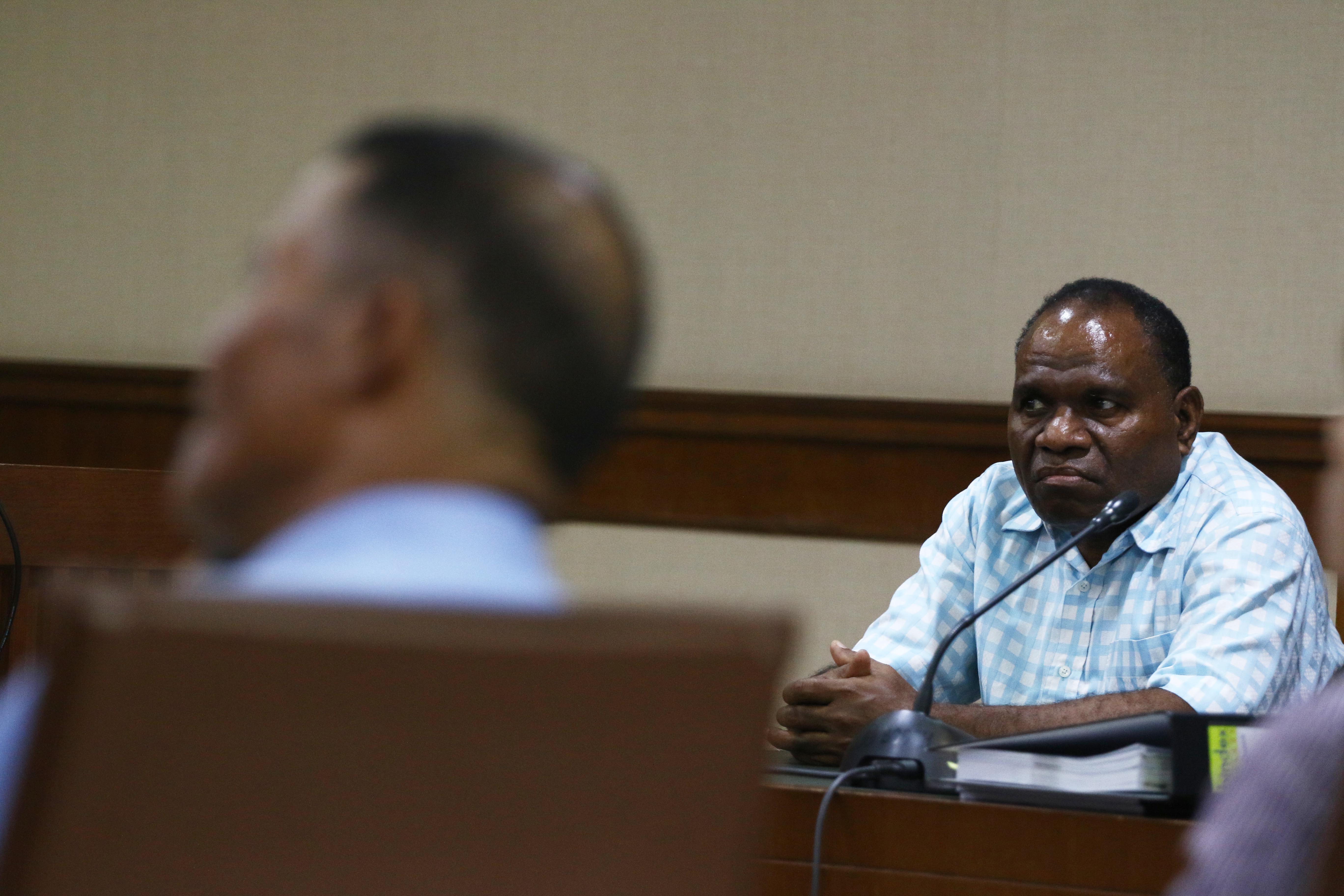Terdakwa mantan Kepala Dinas Pekerjaan Umum Bina Marga Provinsi Papua Mikael Kambuaya (kanan)