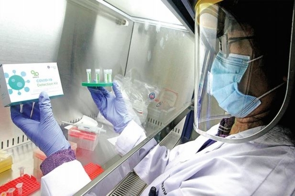 Peneliti Biokimia Farmasi Lembaga Ilmu Pengetahuan Indonesia (LIPI) Dr Tjandrawati Mozef menunjukkan perangkat pendeteksi covid-19