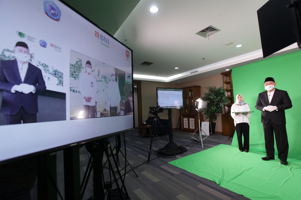 Dirut BNI Syariah, Abdullah Firman Wibowo (paling kanan) dan Pengasuh PP Lirboyo Abdullah Kafabihi Mahrus (l(layar, tiga dari kiri)